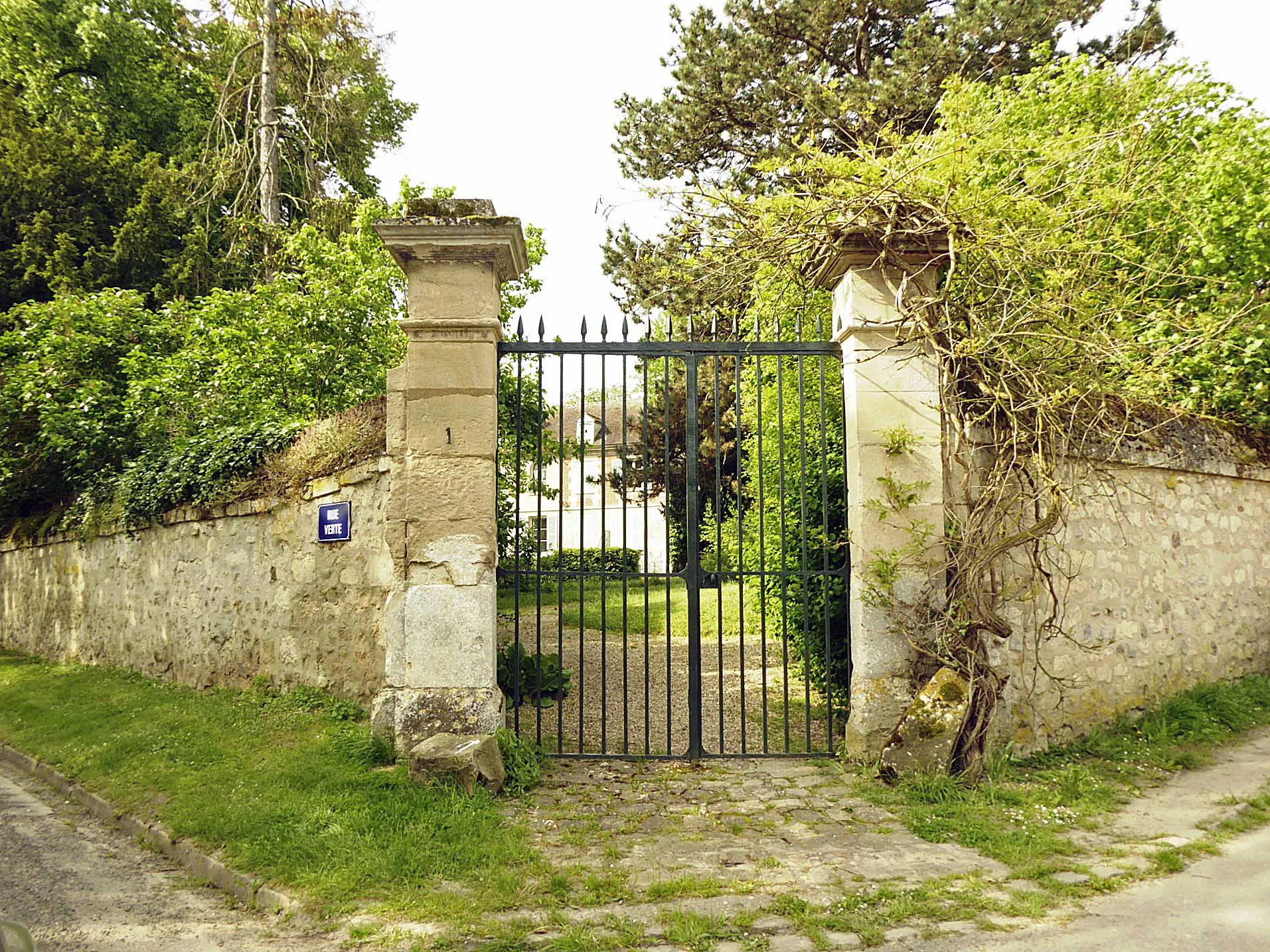 Photo showing: aperçu du château derrière le portail d'entrée