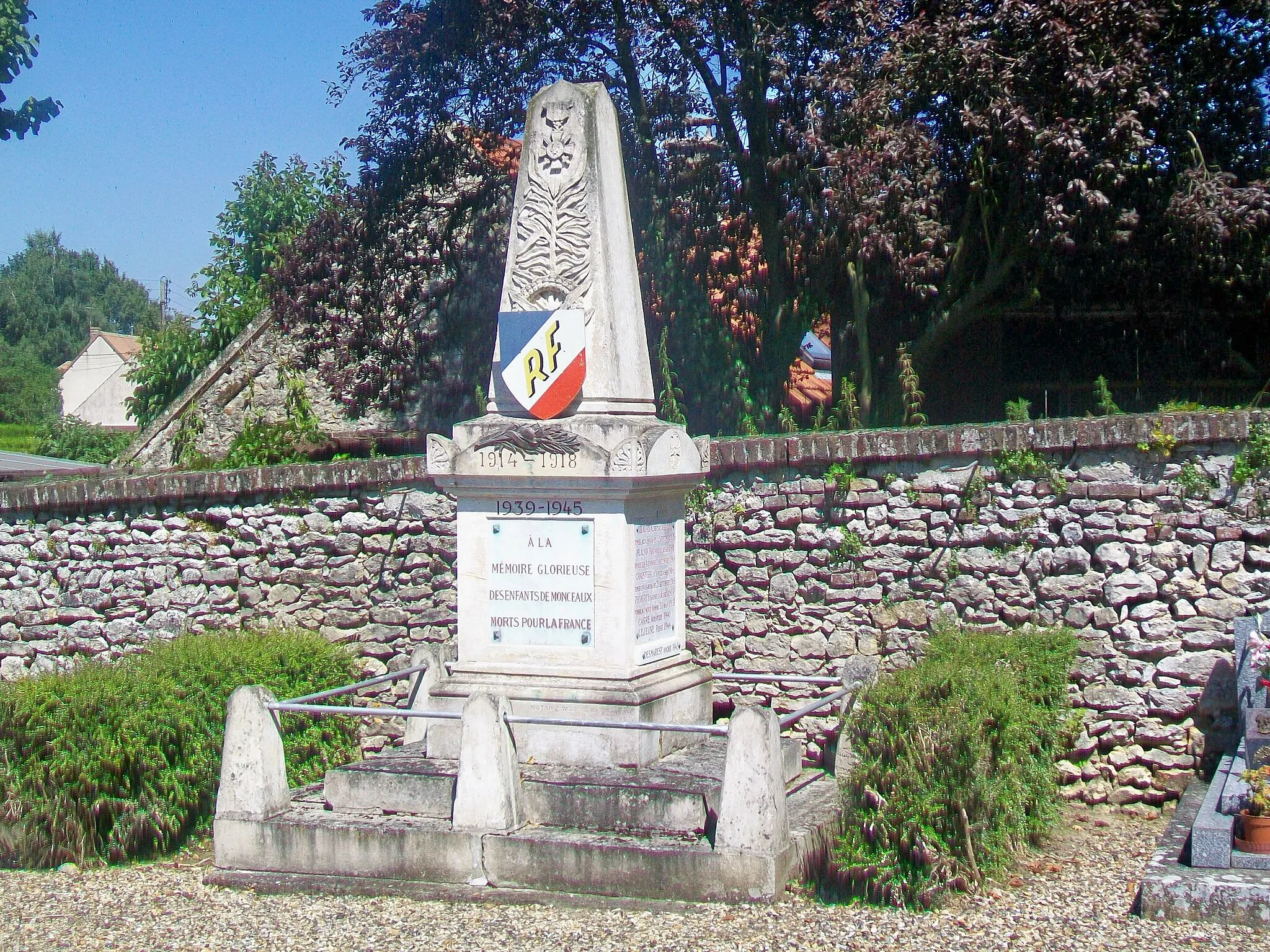 Photo showing: Le monument aux morts, au cimetière, place de l'Église.