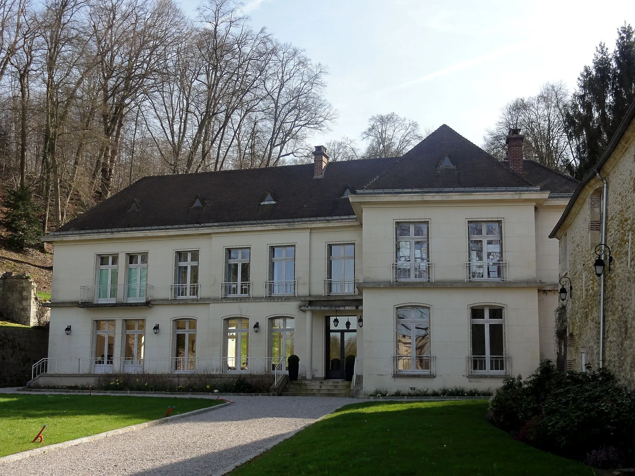 Photo showing: Château de Morainval, façade nord sur la rue.