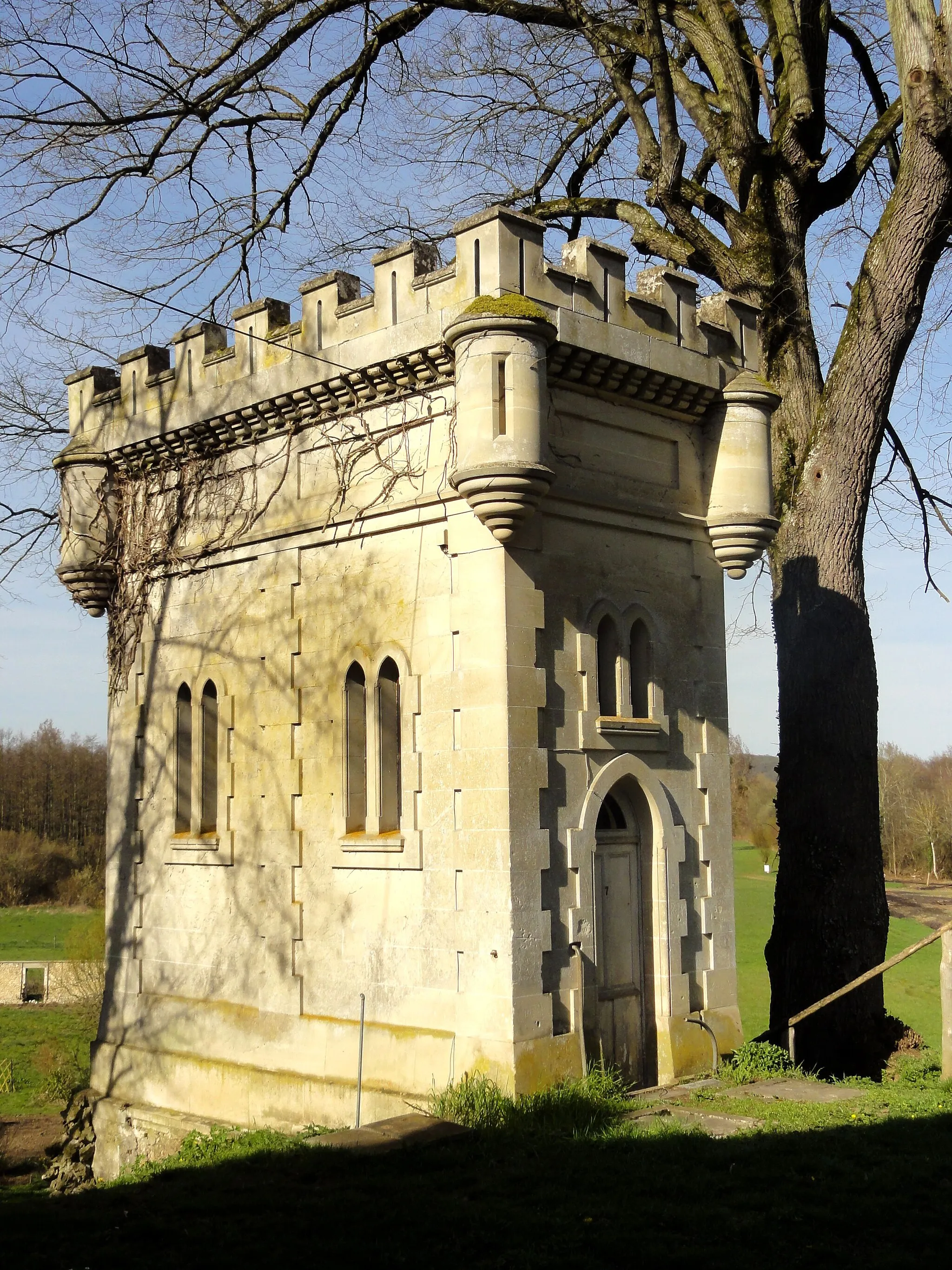 Photo showing: Petite tour néogothique.