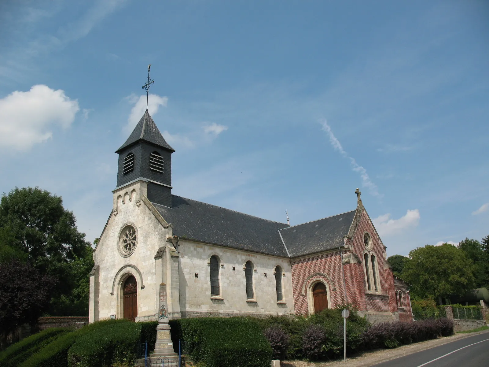 Photo showing: L'église de Beaucourt-sur-l'Hallue, placée sous le vocable de saint Eloi, était un édifice néo-classique du XVIIIe siècle. Il a été profondément remanié en 1873.