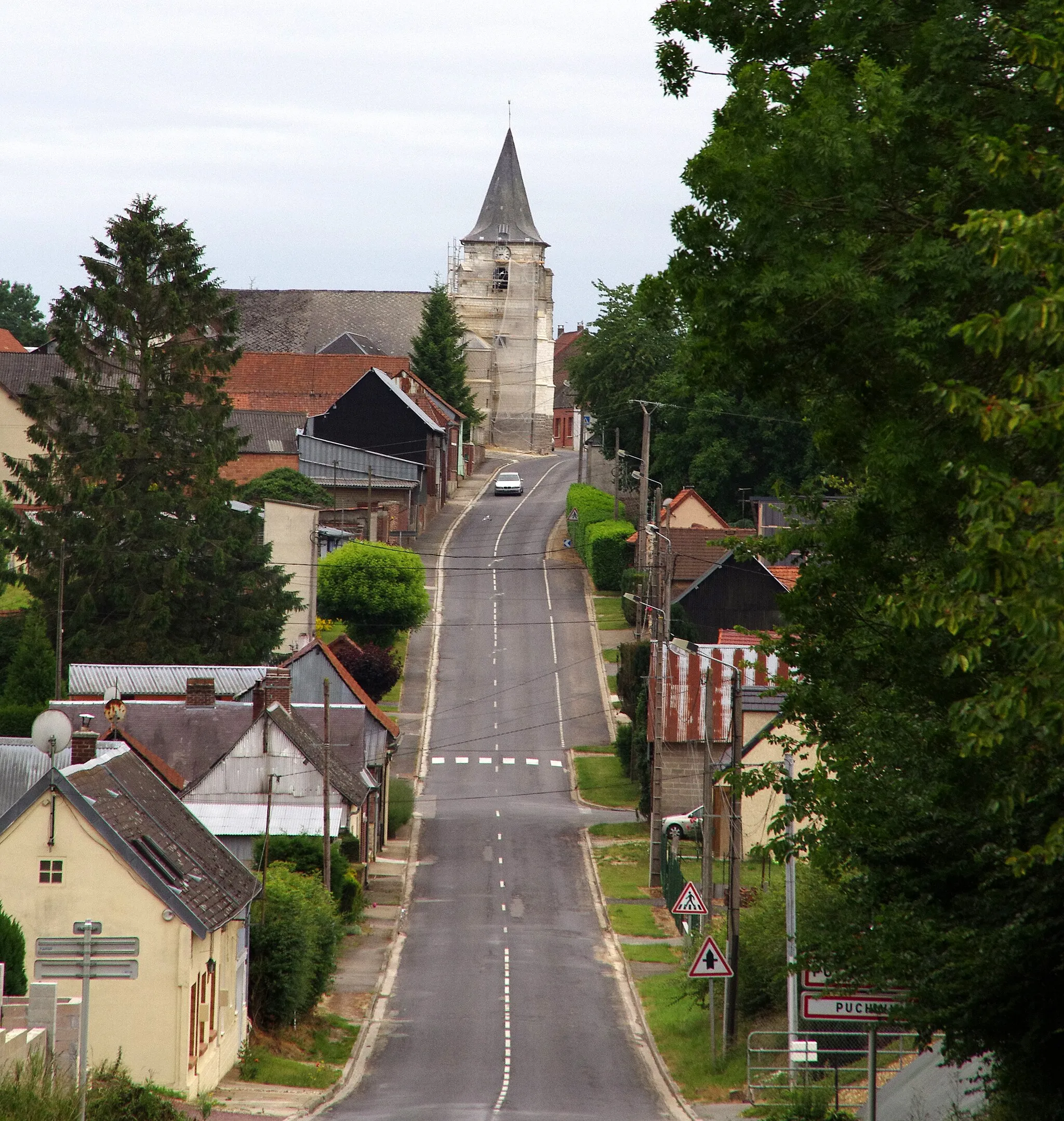 Photo showing: Puchevillers (Somme, France) -
L'église est juste sur le côté de la route qui traverse le village.
.