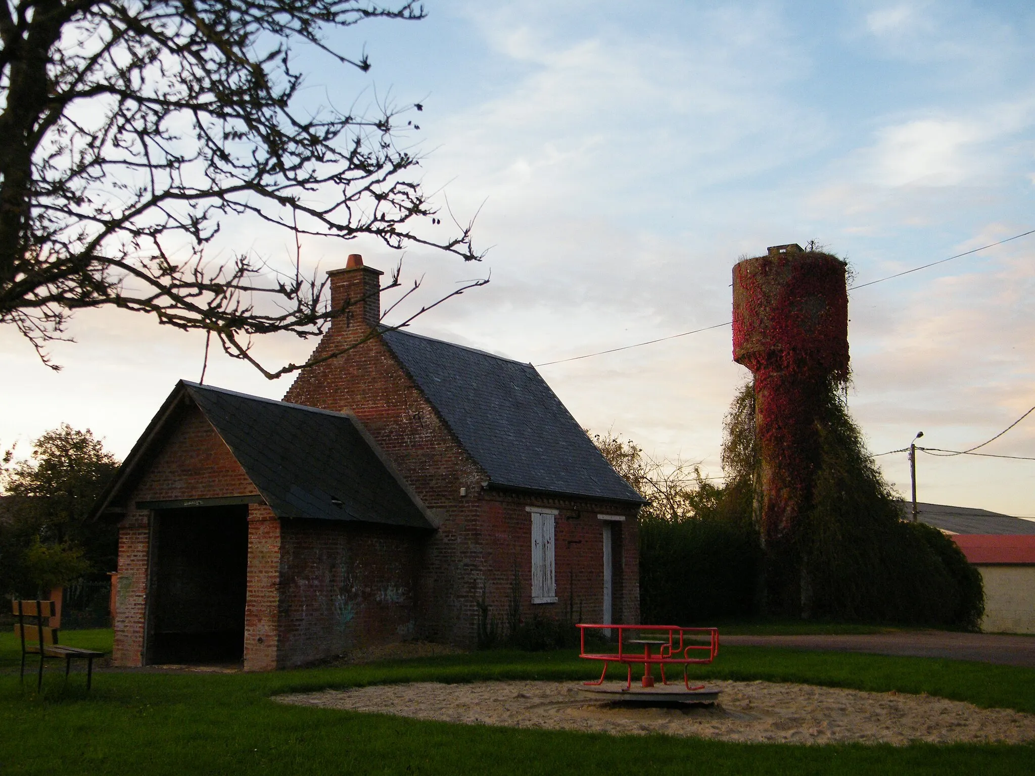 Photo showing: Abri communal, aire de jeux.