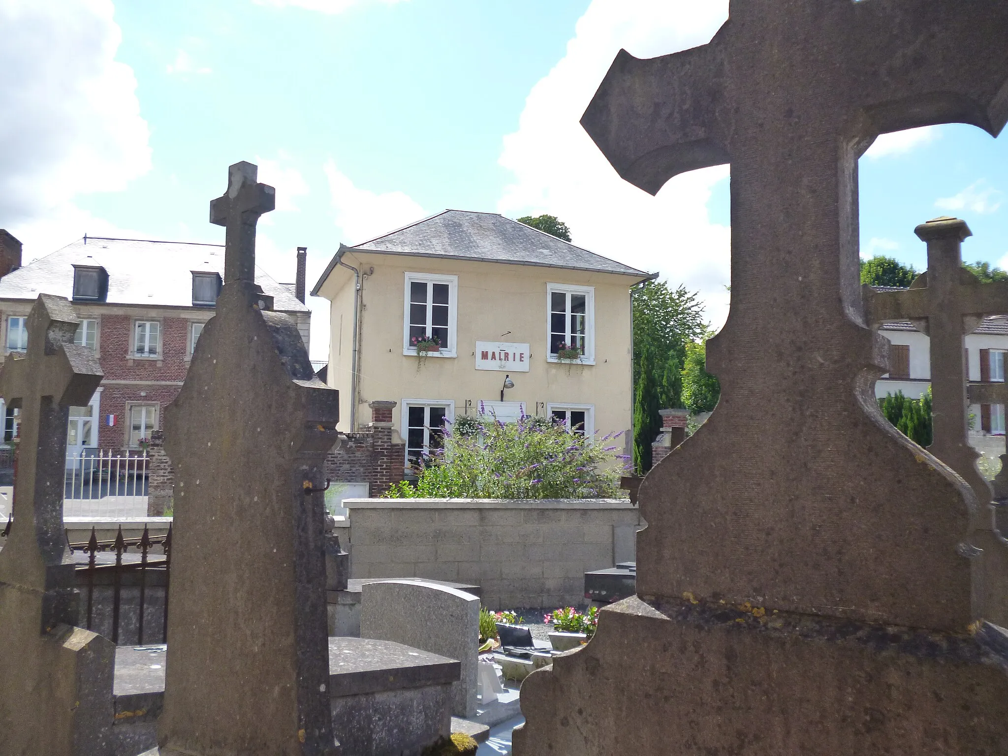 Photo showing: Eglise Saint-Léger et cimetière de la commune de Chepoix (Oise).