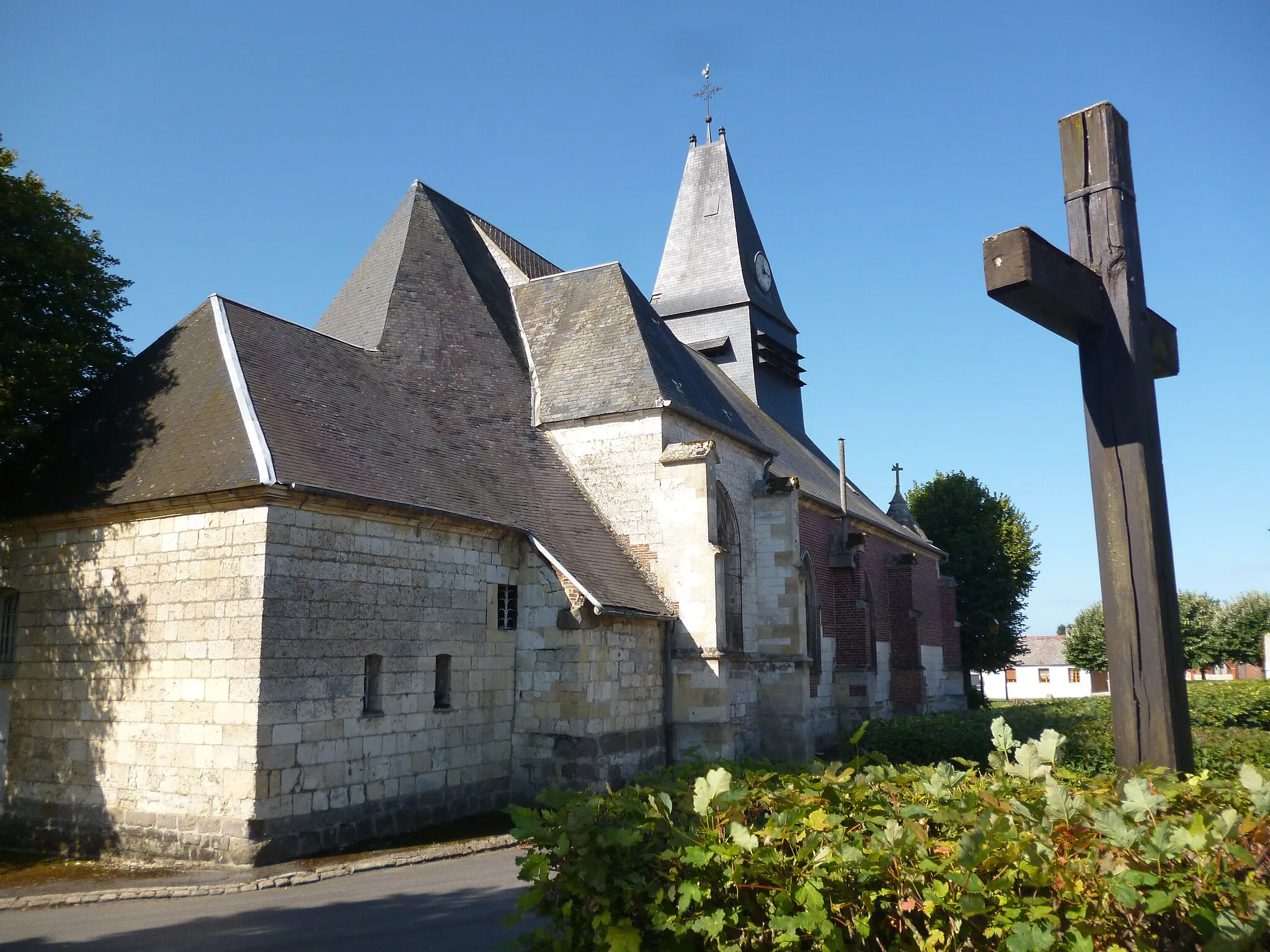 Photo showing: Calvaire et église Saint-Brice de Sains-Moranvillers (Oise).