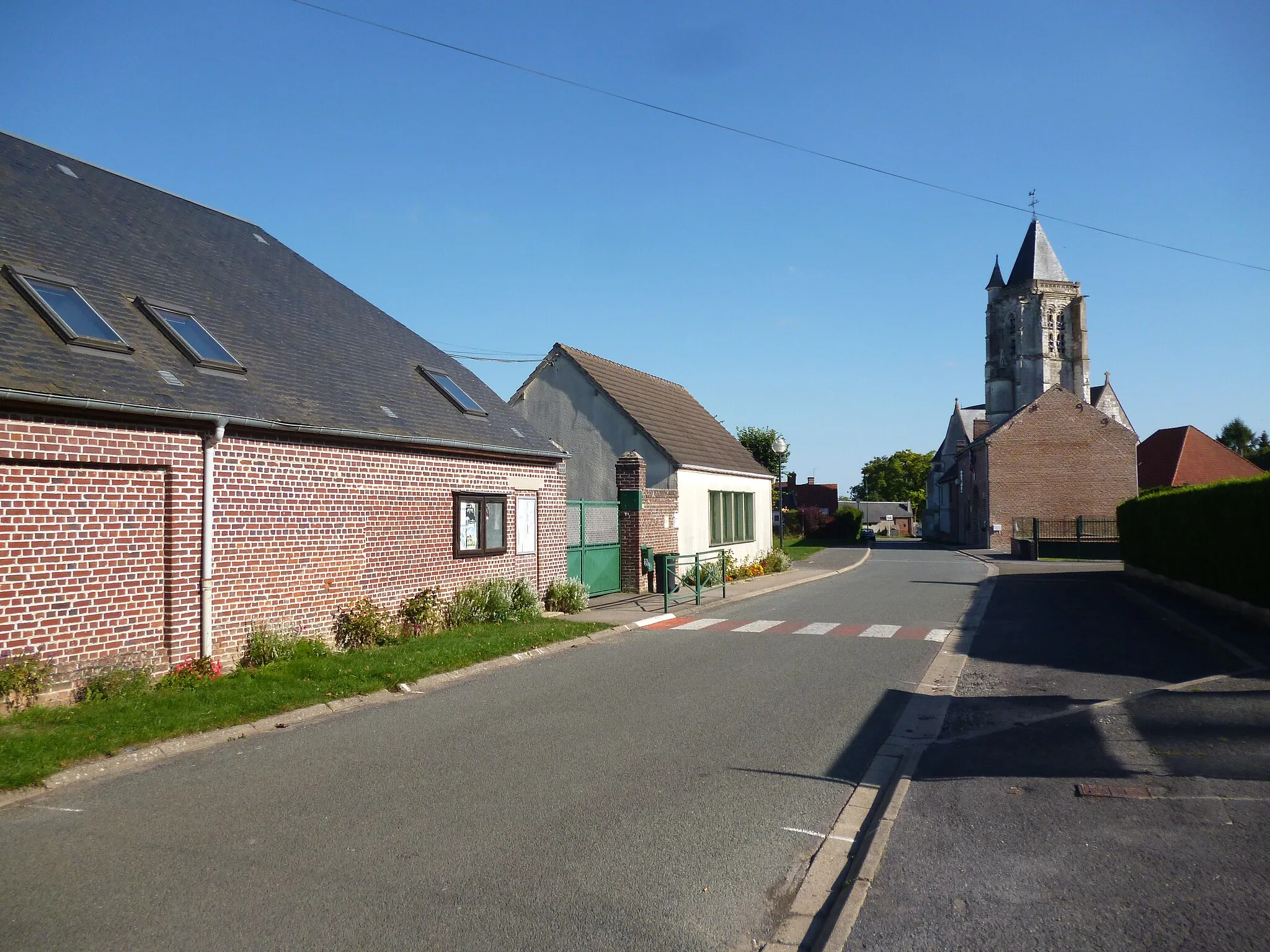 Photo showing: Rue de l'école à Brunvillers-la-Motte (Oise), avec l'école (à gauche), la mairie (à droite) et l'église Saint-Michel (au fond).