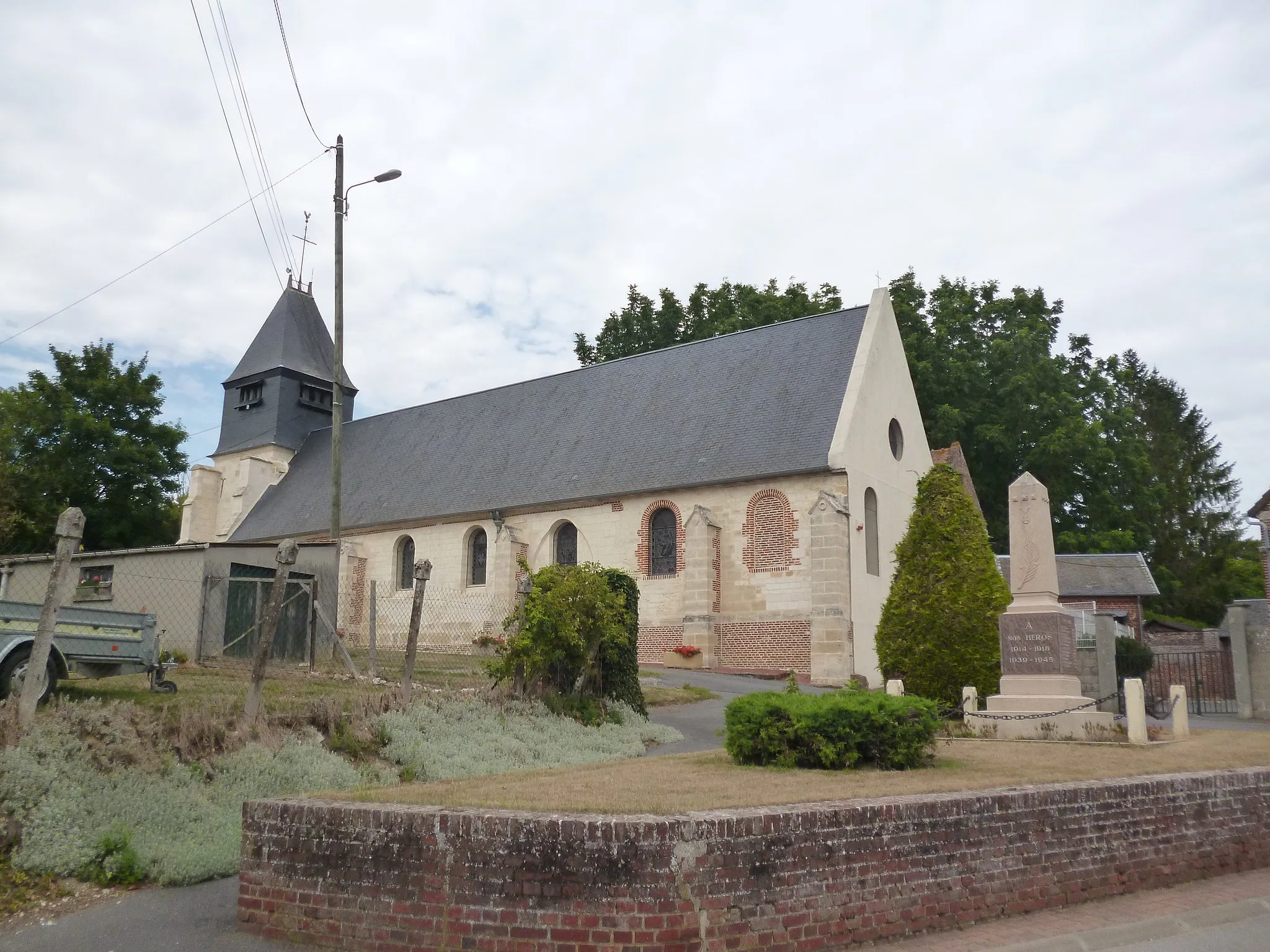 Photo showing: Monument aux morts et église Saint-Nicolas de la commune de Plainval (Oise).