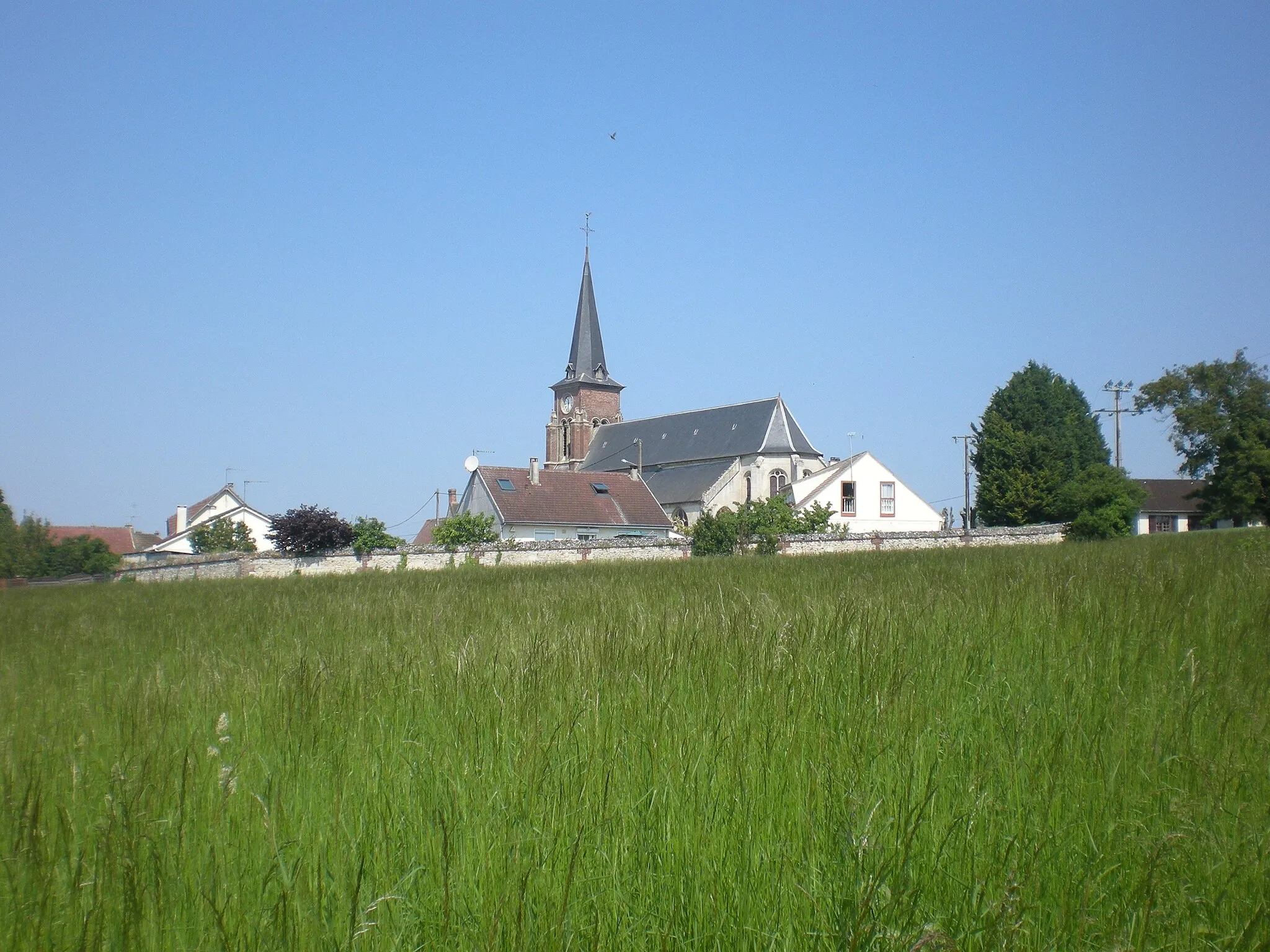 Photo showing: L'église d'étouy depuis les champs