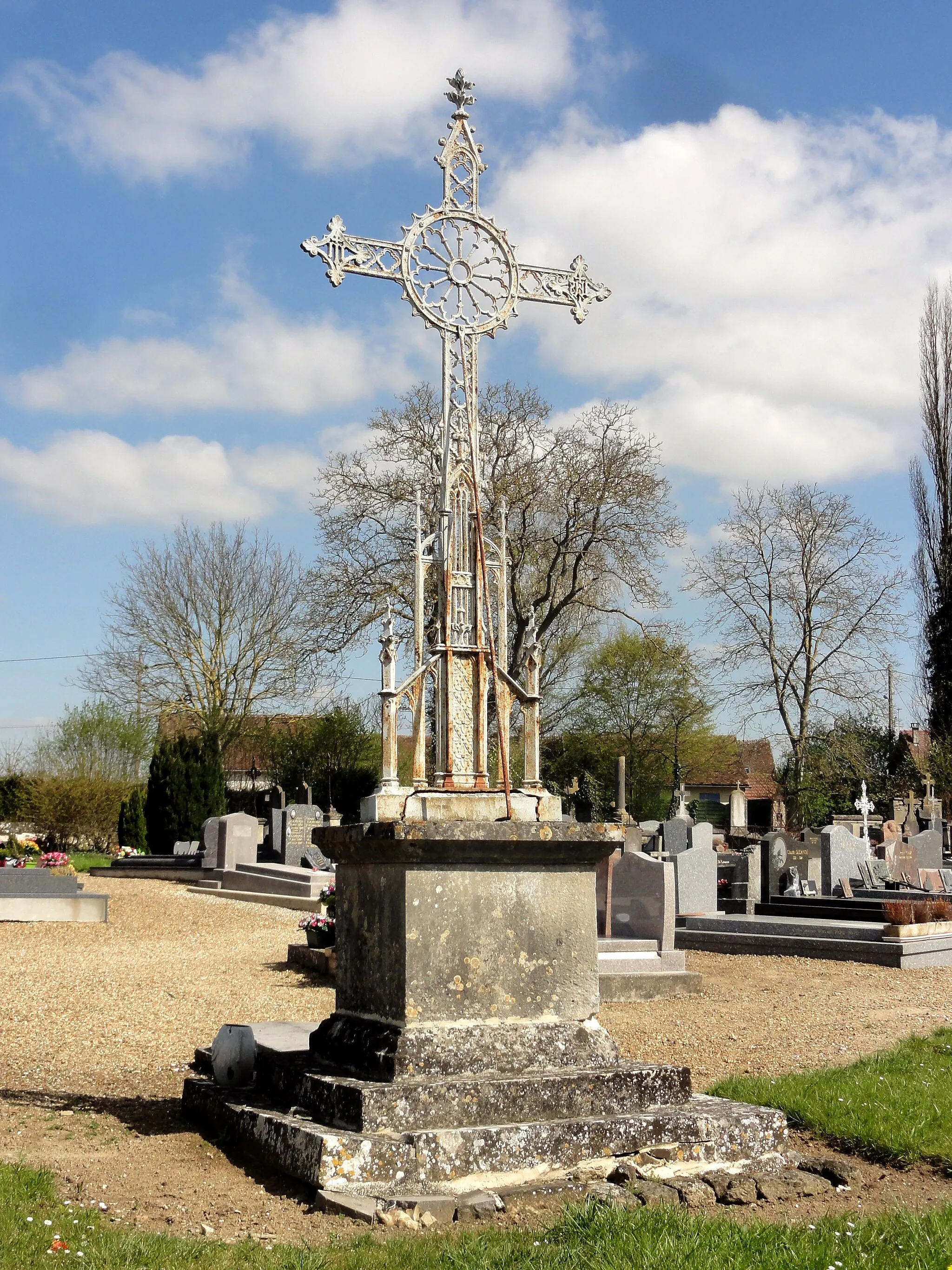 Photo showing: Croix de cimetière.