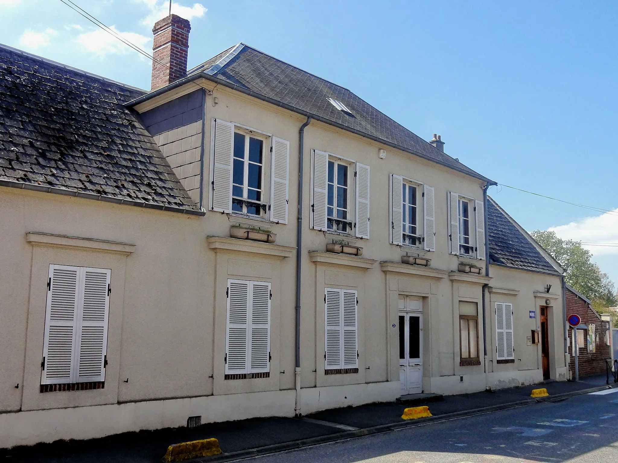 Photo showing: La mairie, sur la Grande Rue, à l'ouest du village.
