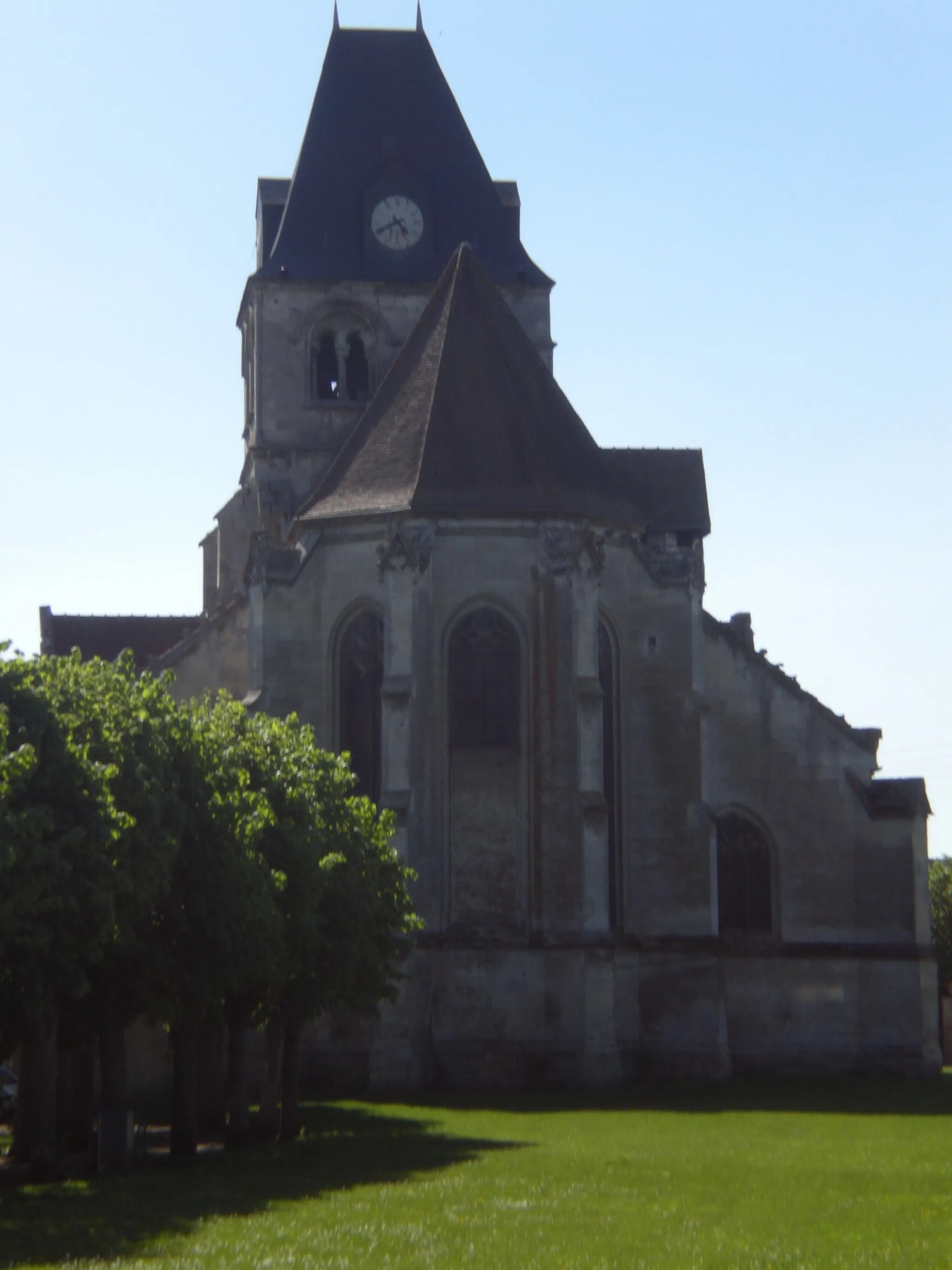 Photo showing: Le chevet de l'église depuis la place verte