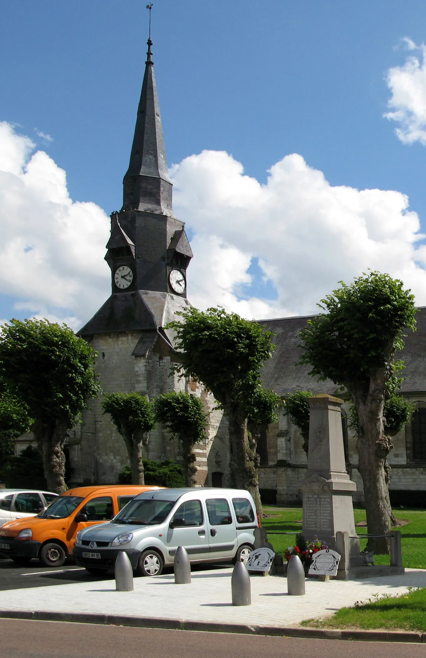 Photo showing: Revelles (Somme, France) -
L'église, le monument-aux-morts et la place.
.