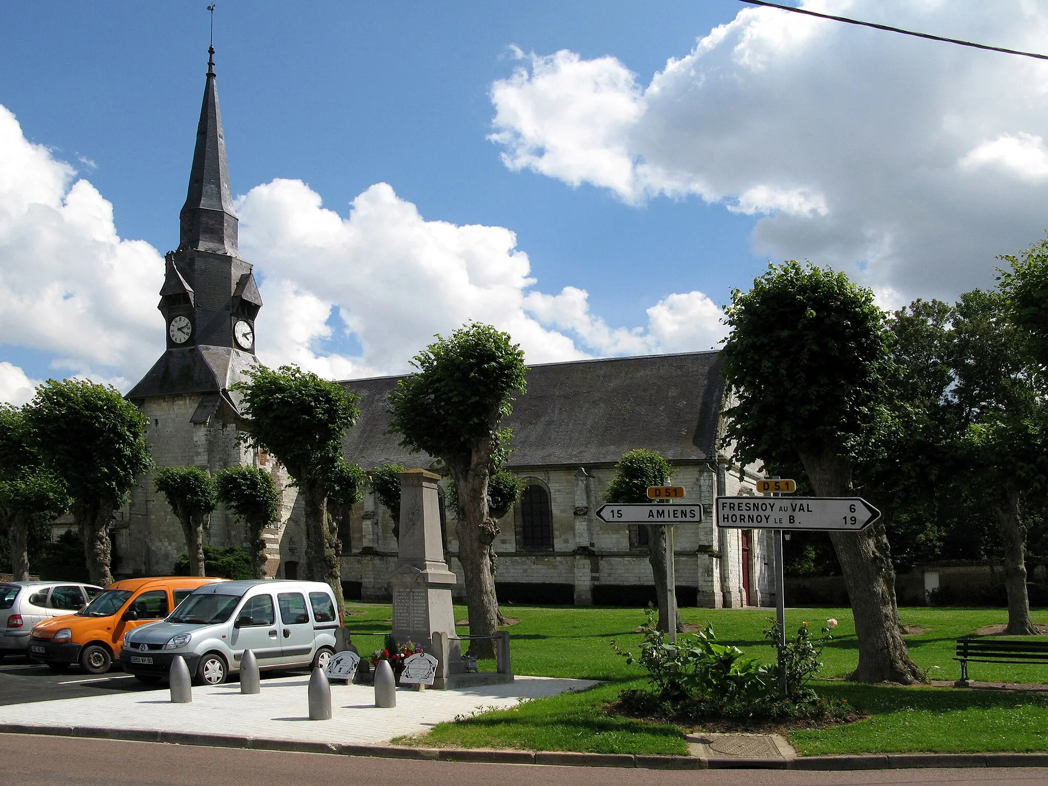 Photo showing: Revelles (Somme, France) -
L'église, le monument-aux-morts et la place.
.