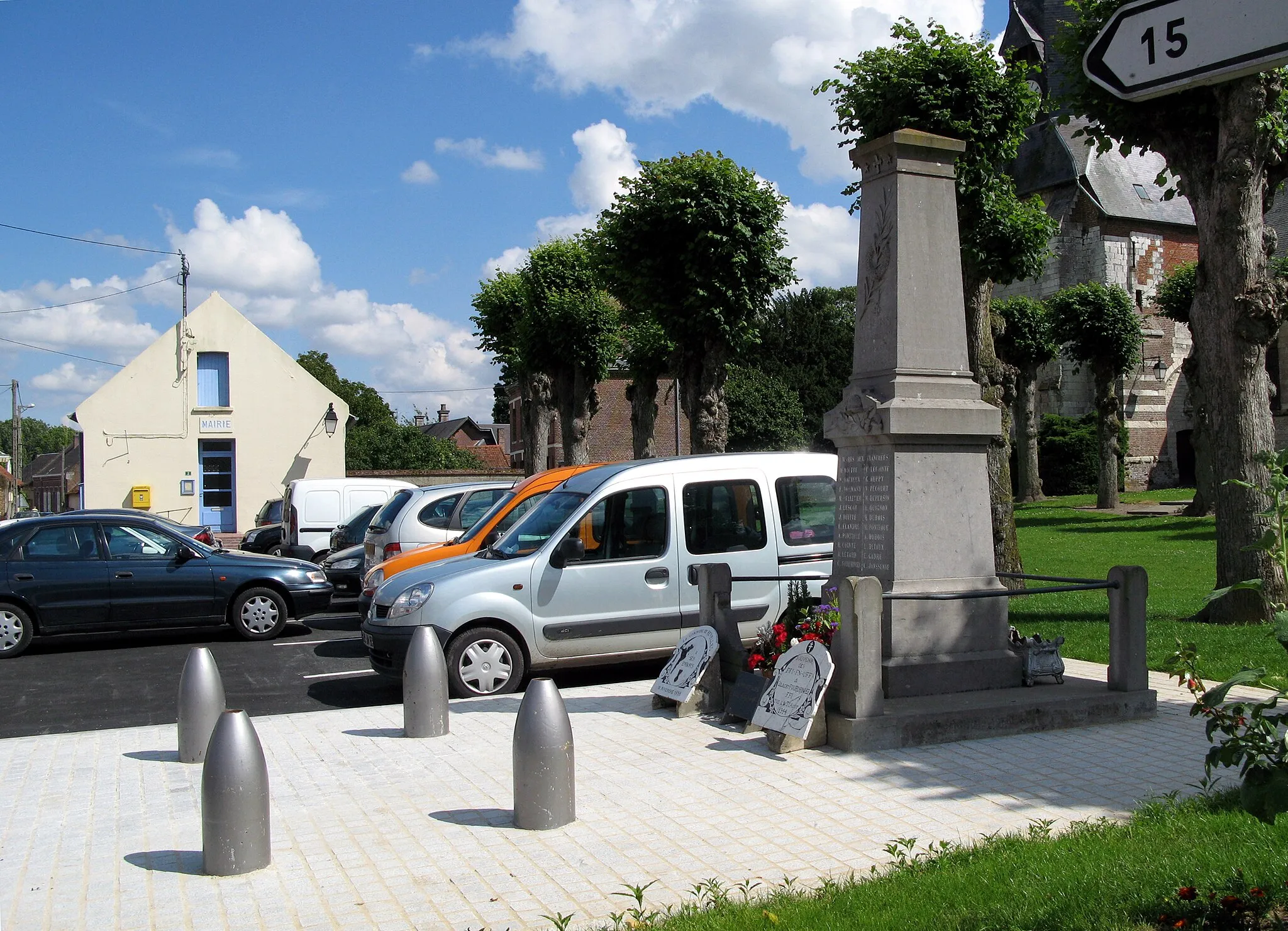 Photo showing: Revelles (Somme, France) -
La mairie et le monument-aux-morts.
.