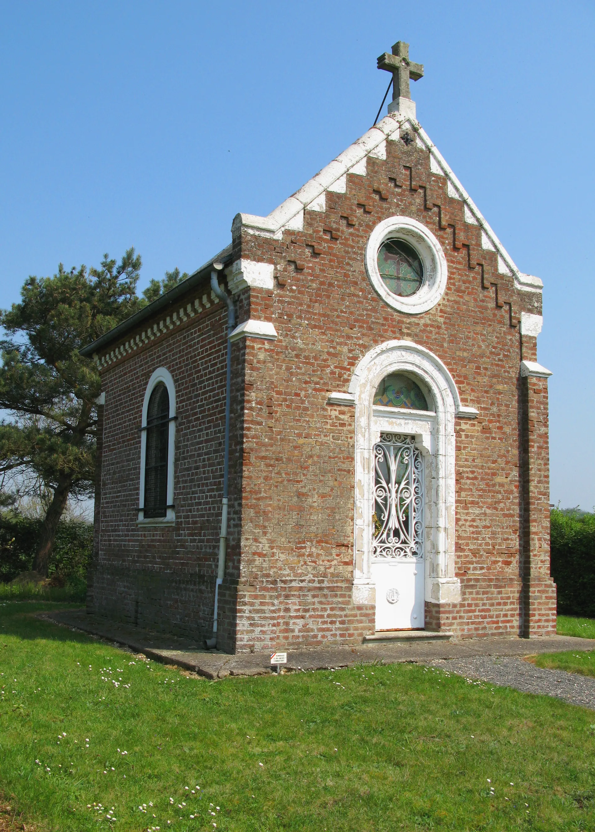 Photo showing: Briquemesnil-Floxicourt (Somme, France)
Chapelle à la sortie du village, près du cimetière.

Camera location 49° 53′ 14.63″ N, 2° 05′ 13.41″ E View this and other nearby images on: OpenStreetMap 49.887398;    2.087059