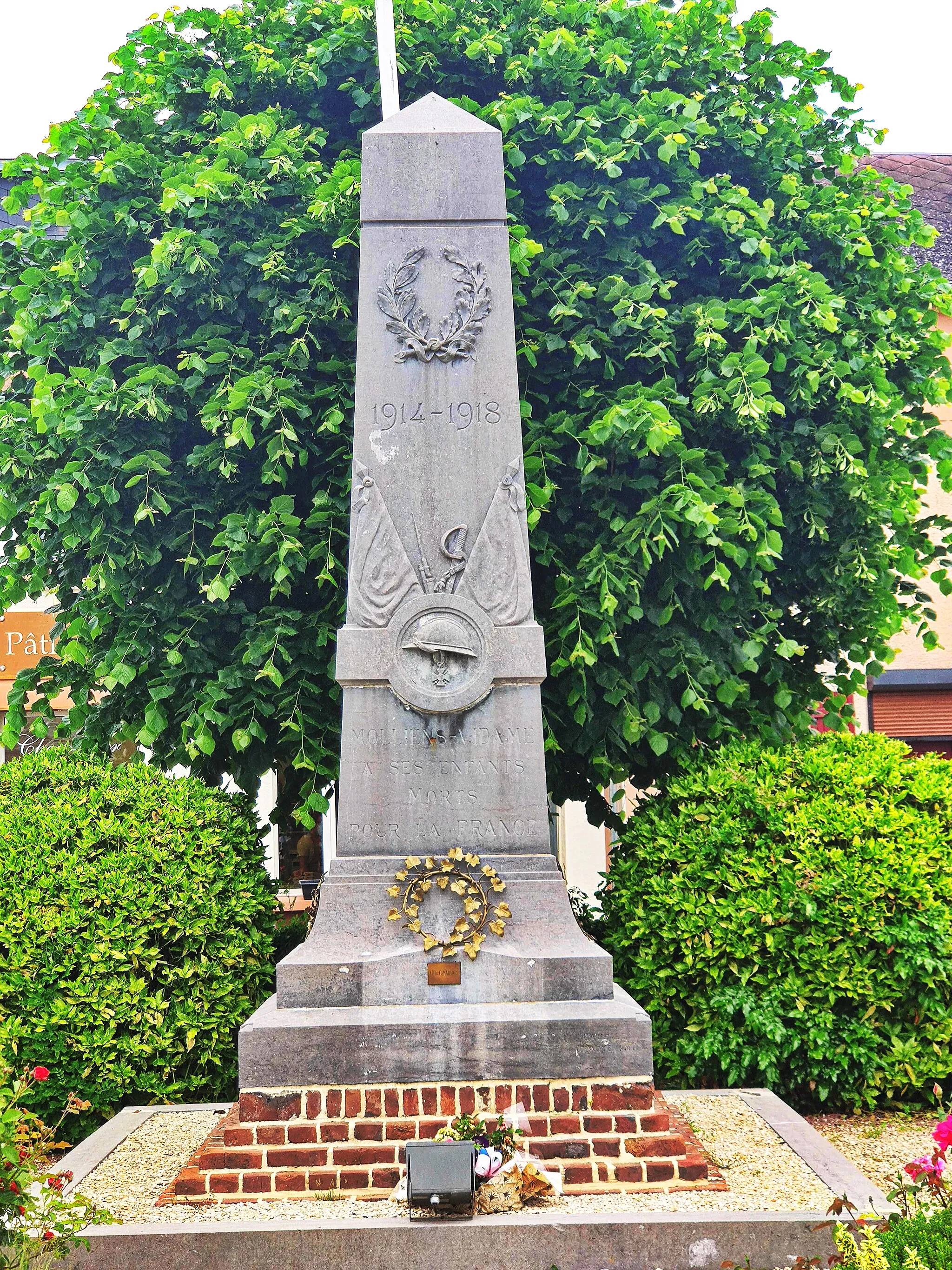 Photo showing: Molliens-Dreuil - Monument aux morts