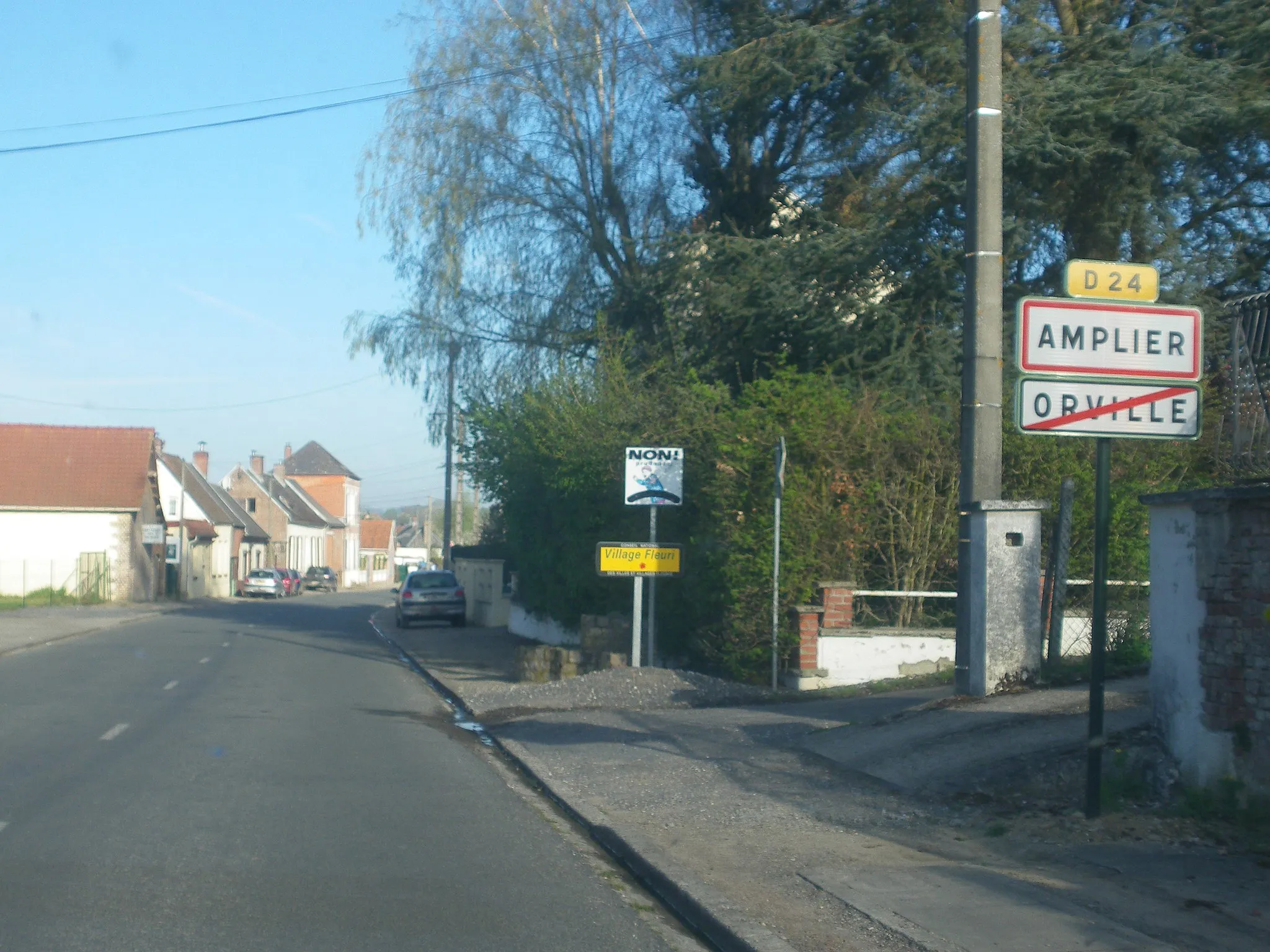 Photo showing: Une entrée de la commune d'Amplier.