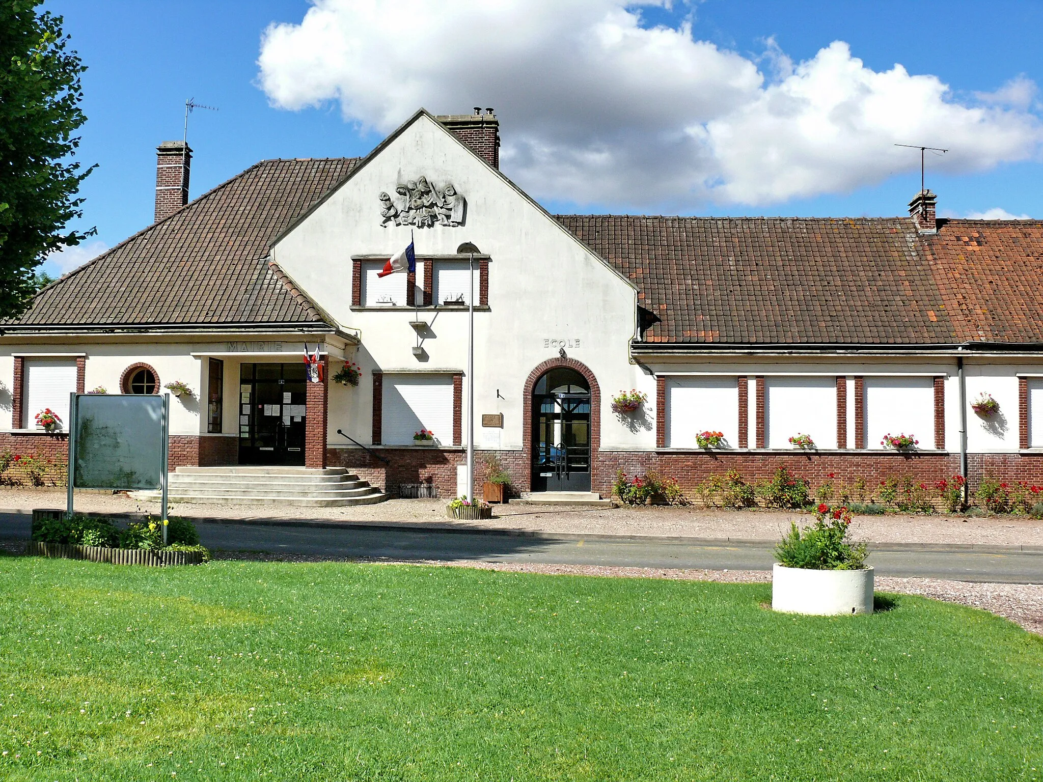 Photo showing: Bosquel (Somme - Picardie - France) : la mairie-école