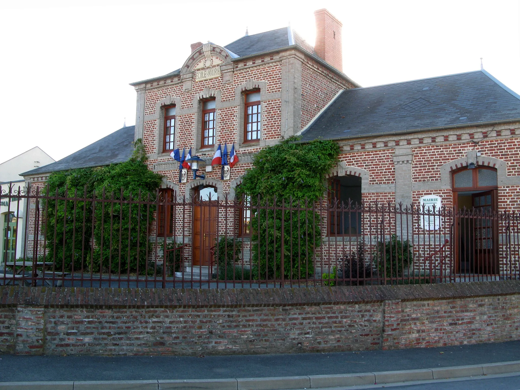 Photo showing: Grouches-Luchuel (Somme, France) -
La mairie..
.