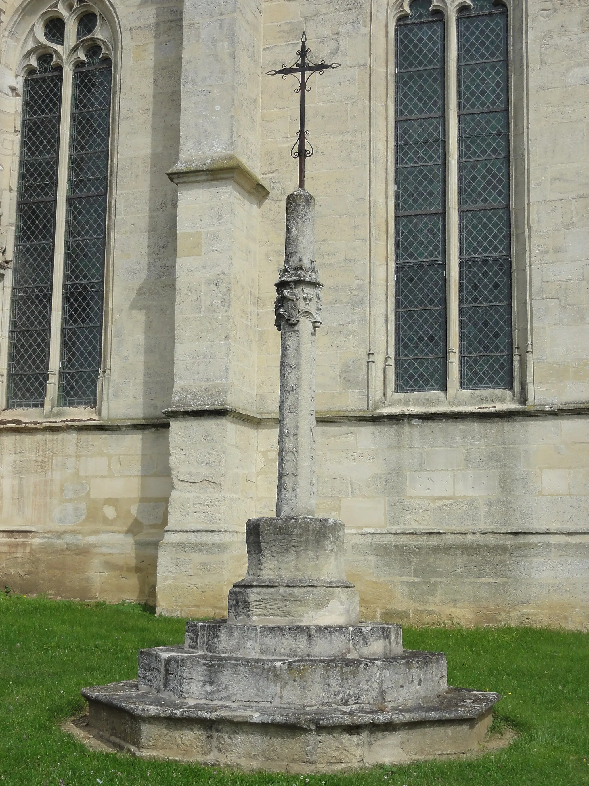 Photo showing: Ancienne croix de cimetière, devant l'église.