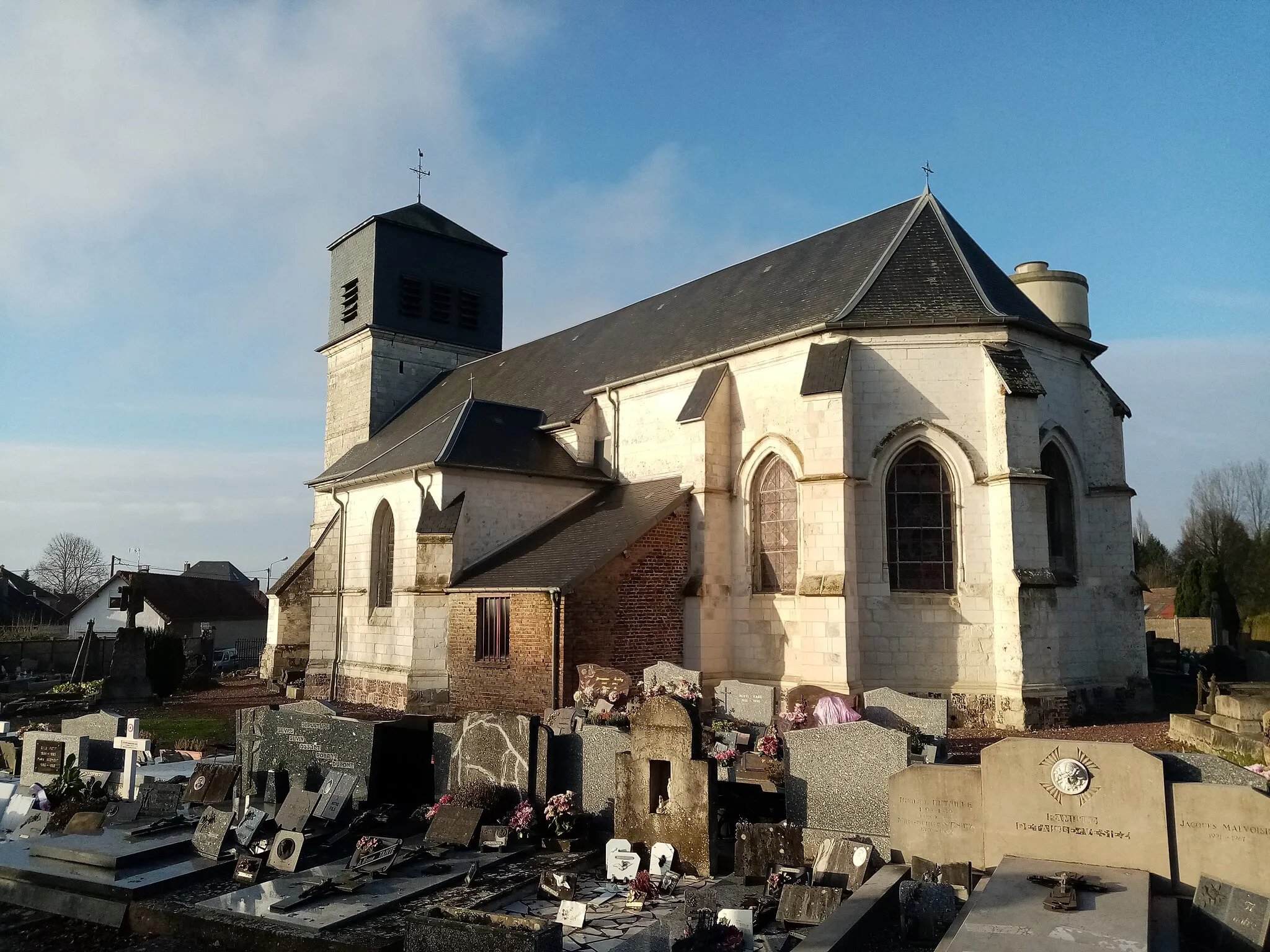 Photo showing: Bouquemaison, Somme, France, église Saint-Pierre, chevet et façade sud.