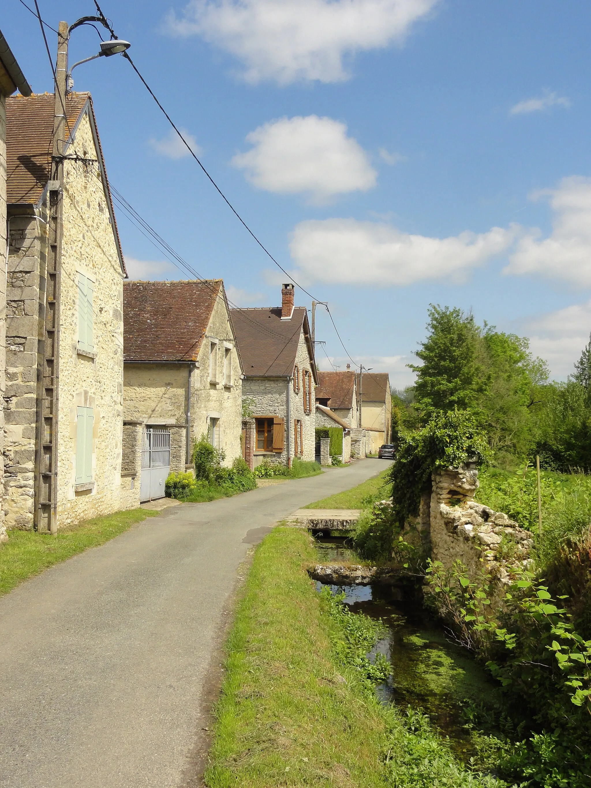 Photo showing: Rue du Mesnil.