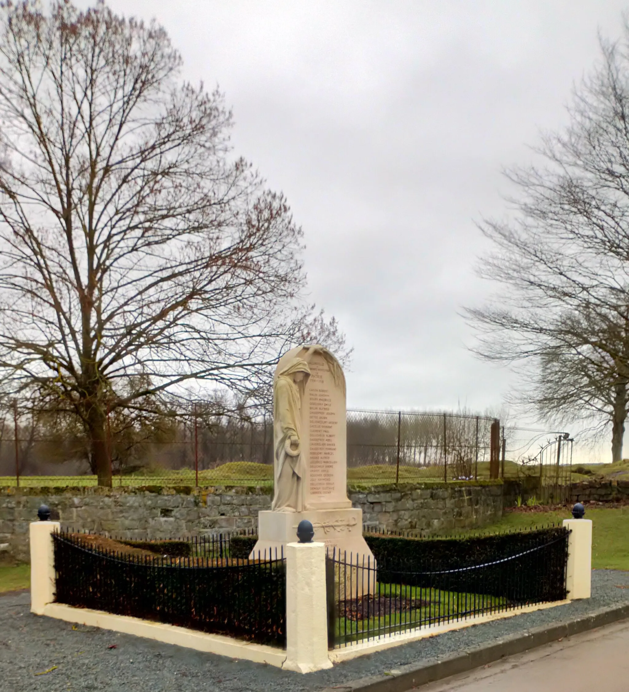 Photo showing: Monument aux morts d'Allonville 3