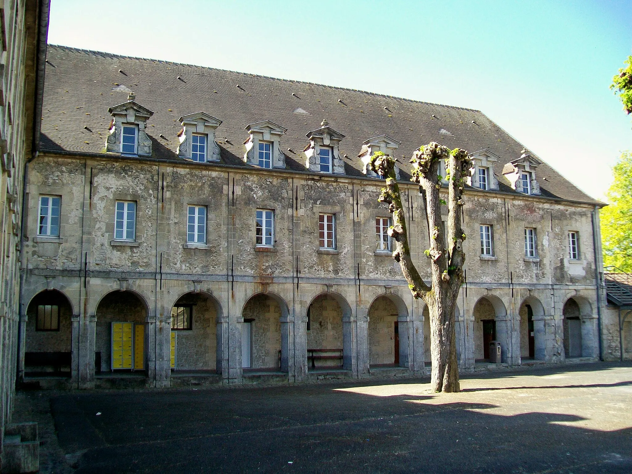 Photo showing: L'aile sud du couvent, avec l'une des deux galeries du cloître qui subsistent toujours. Appelé quartier Saint-Louis, ce bâtiment est utilisé dès le début par le lycée Saint-Vincent.
