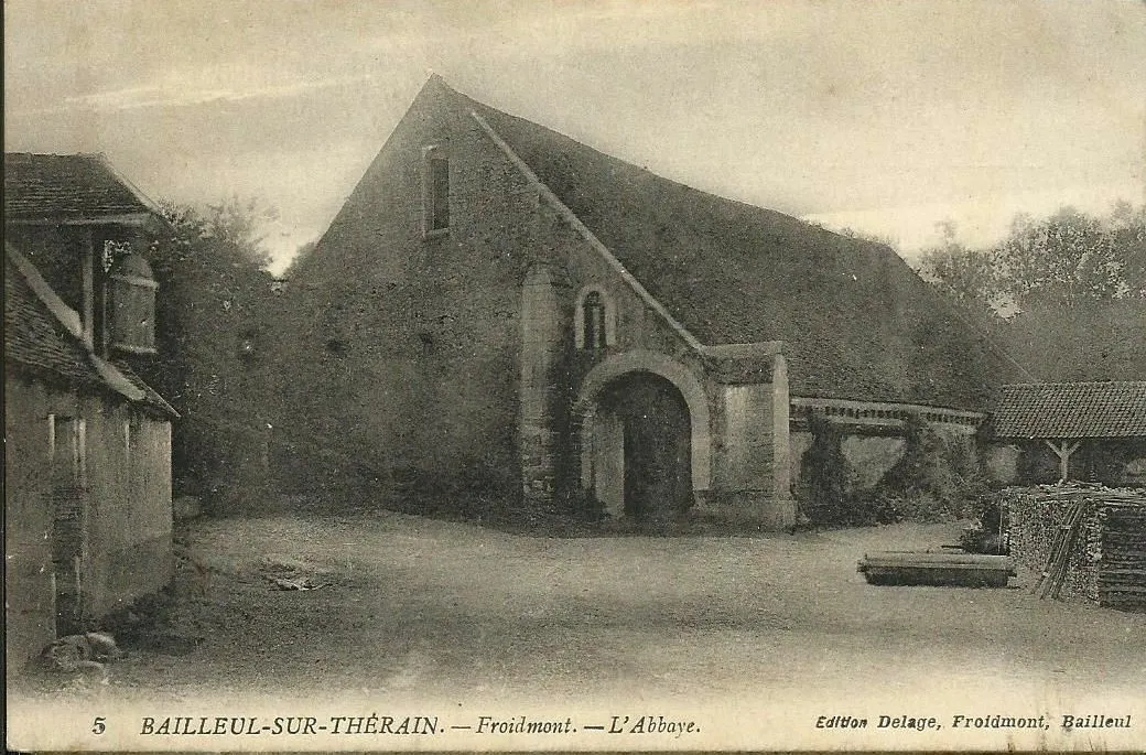 Photo showing: La grange monastique de l'abbaye de Froidmont à Bailleul-sur-Thérain (Oise, France). Carte postale vers 1900, photographe inconnu