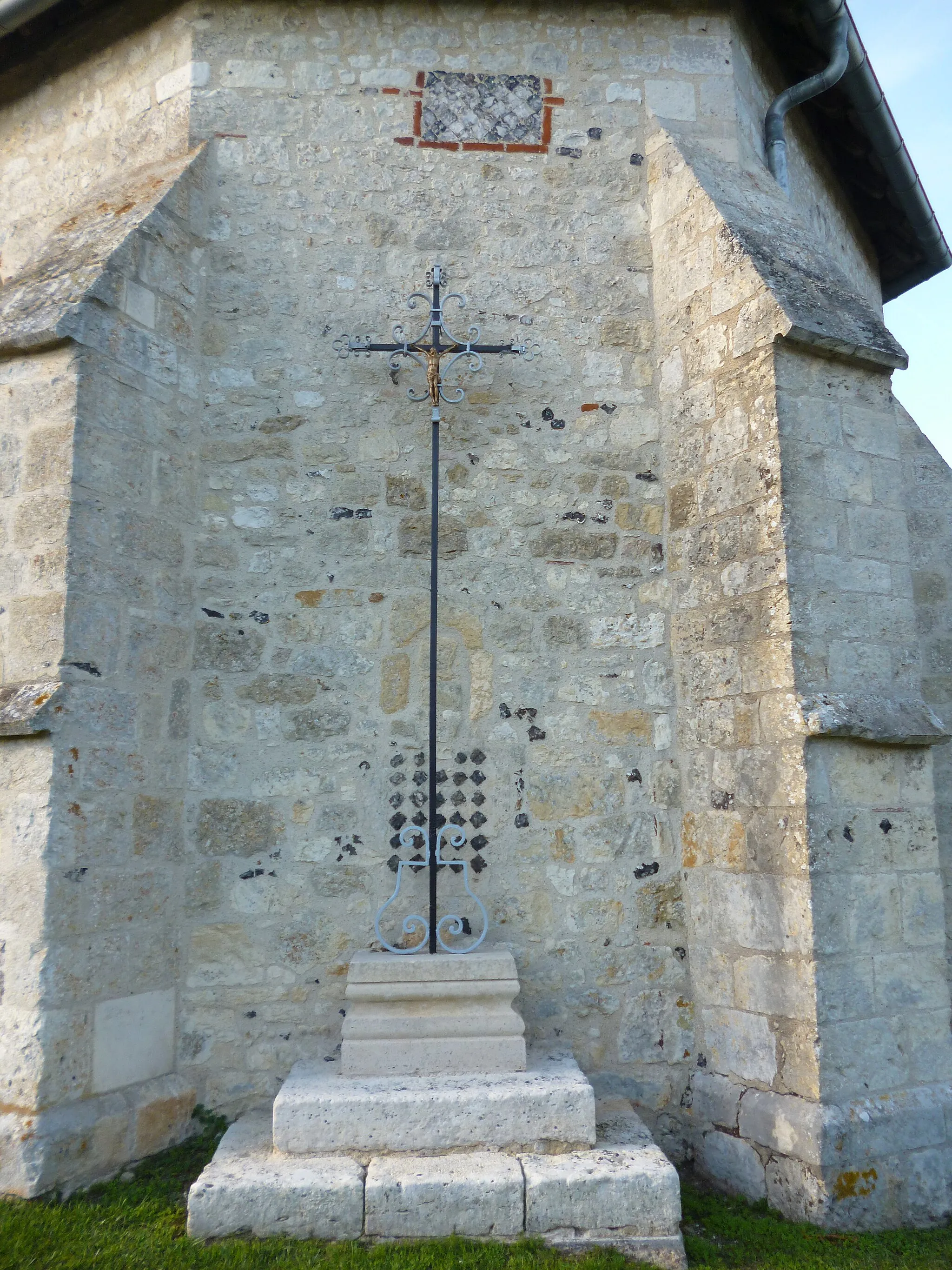 Photo showing: Calvaire situé devant l'église Notre-Dame-de-la-Nativité du Quesnel-Aubry (Oise).
