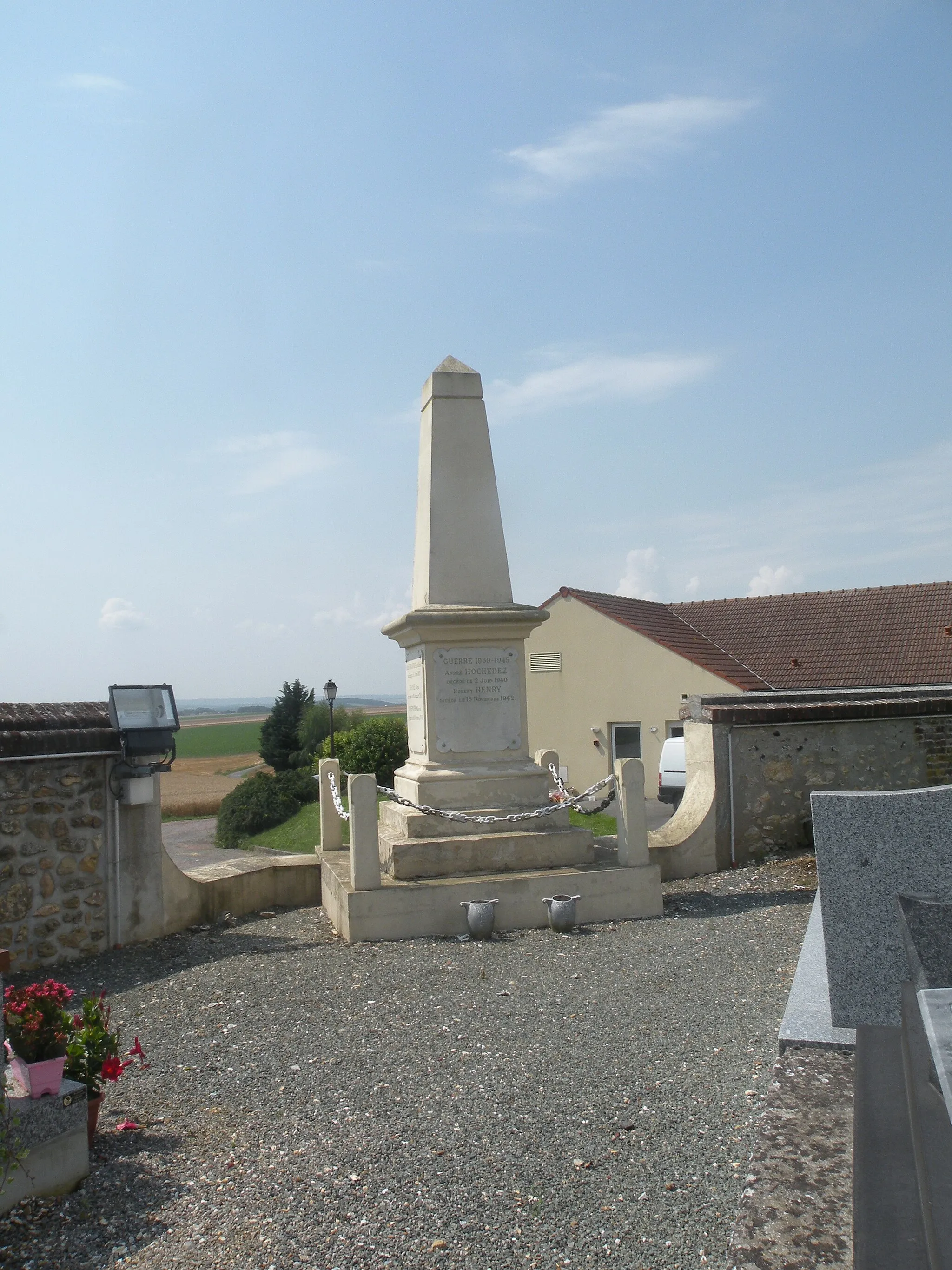 Photo showing: Fouquerolles monuments aux morts