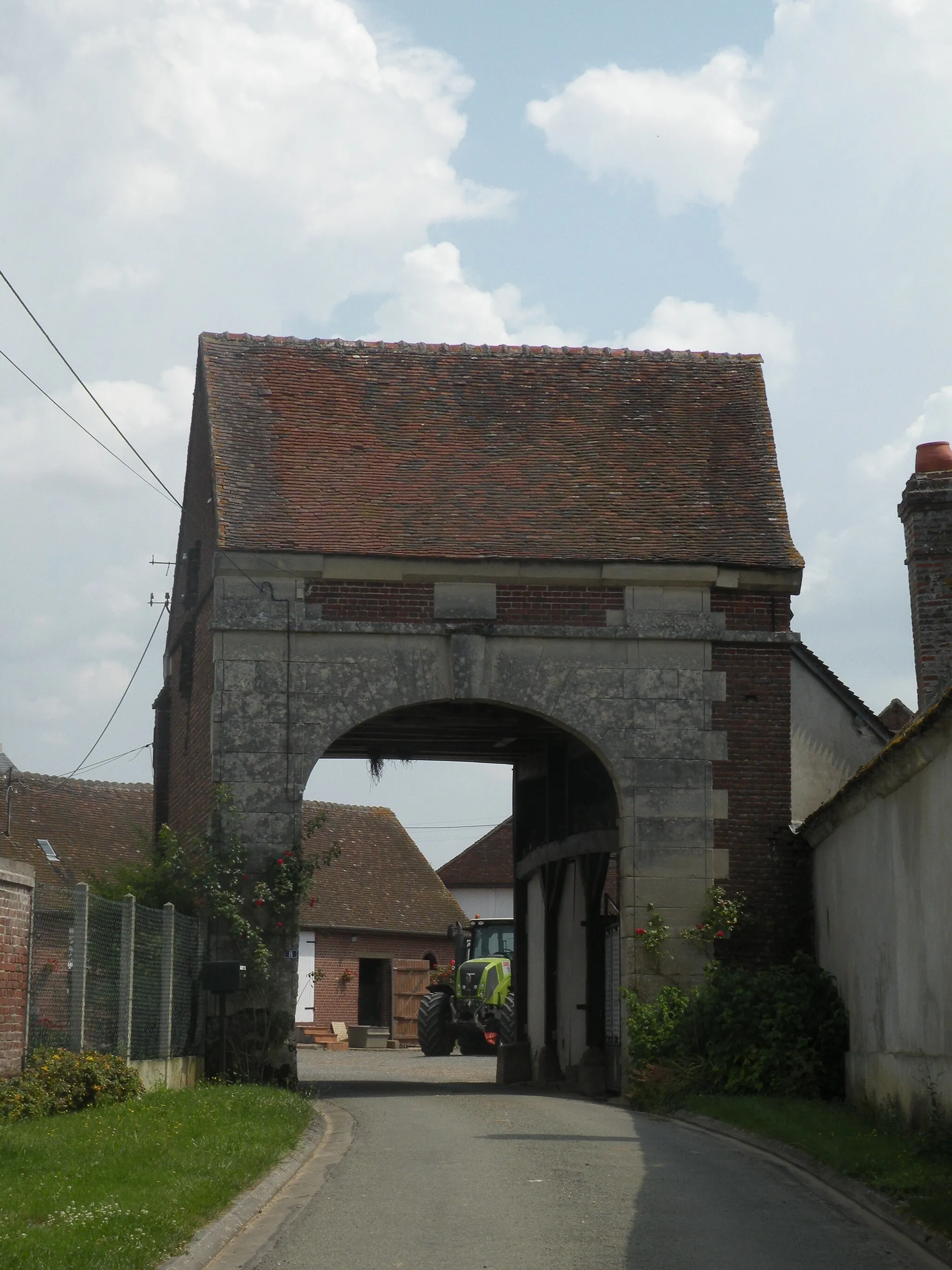 Photo showing: Fouquerolles porche