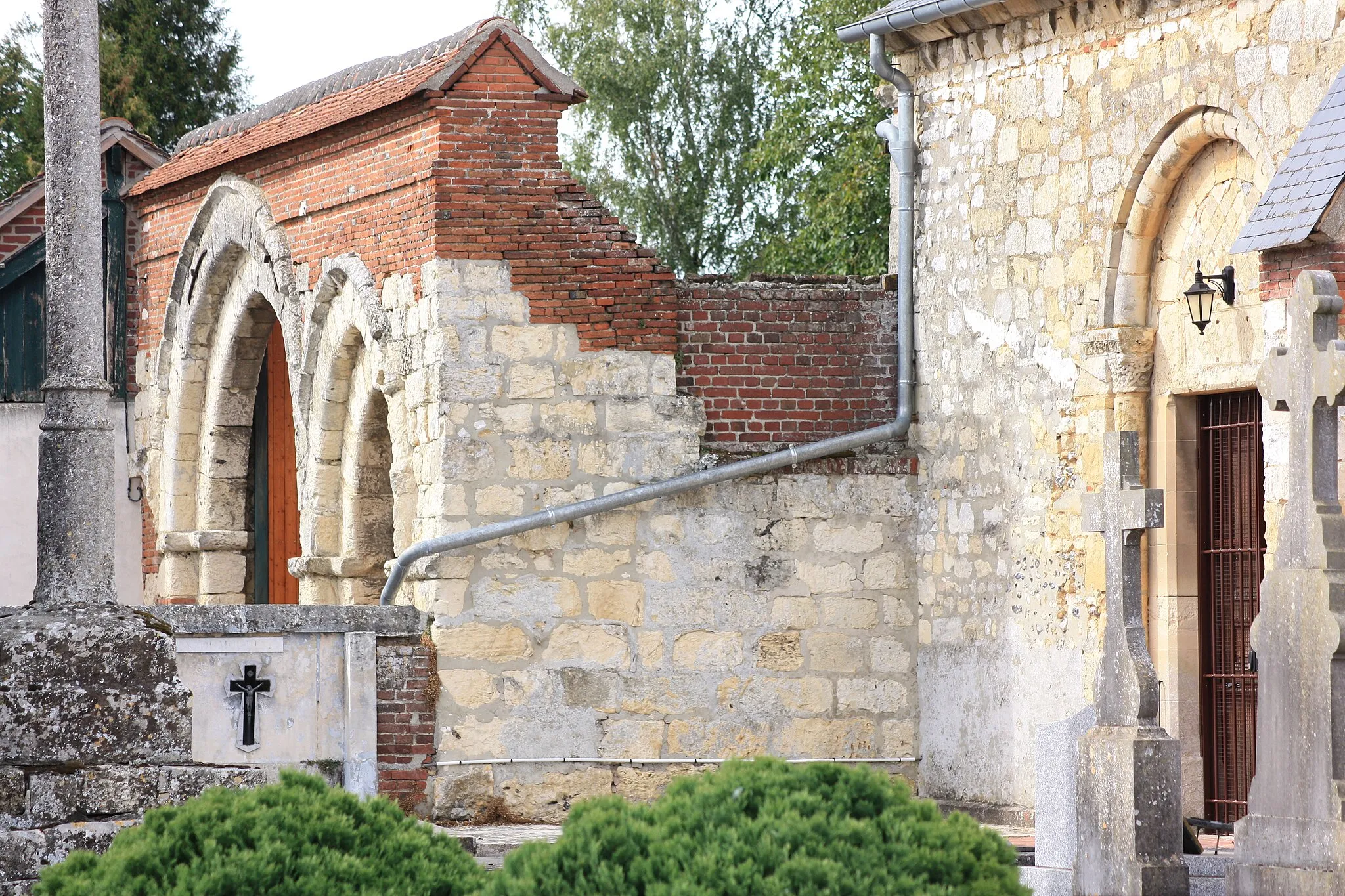 Photo showing: Le Fay-Saint-Quentin - Eglise Saint-Laurent, portes au Sud