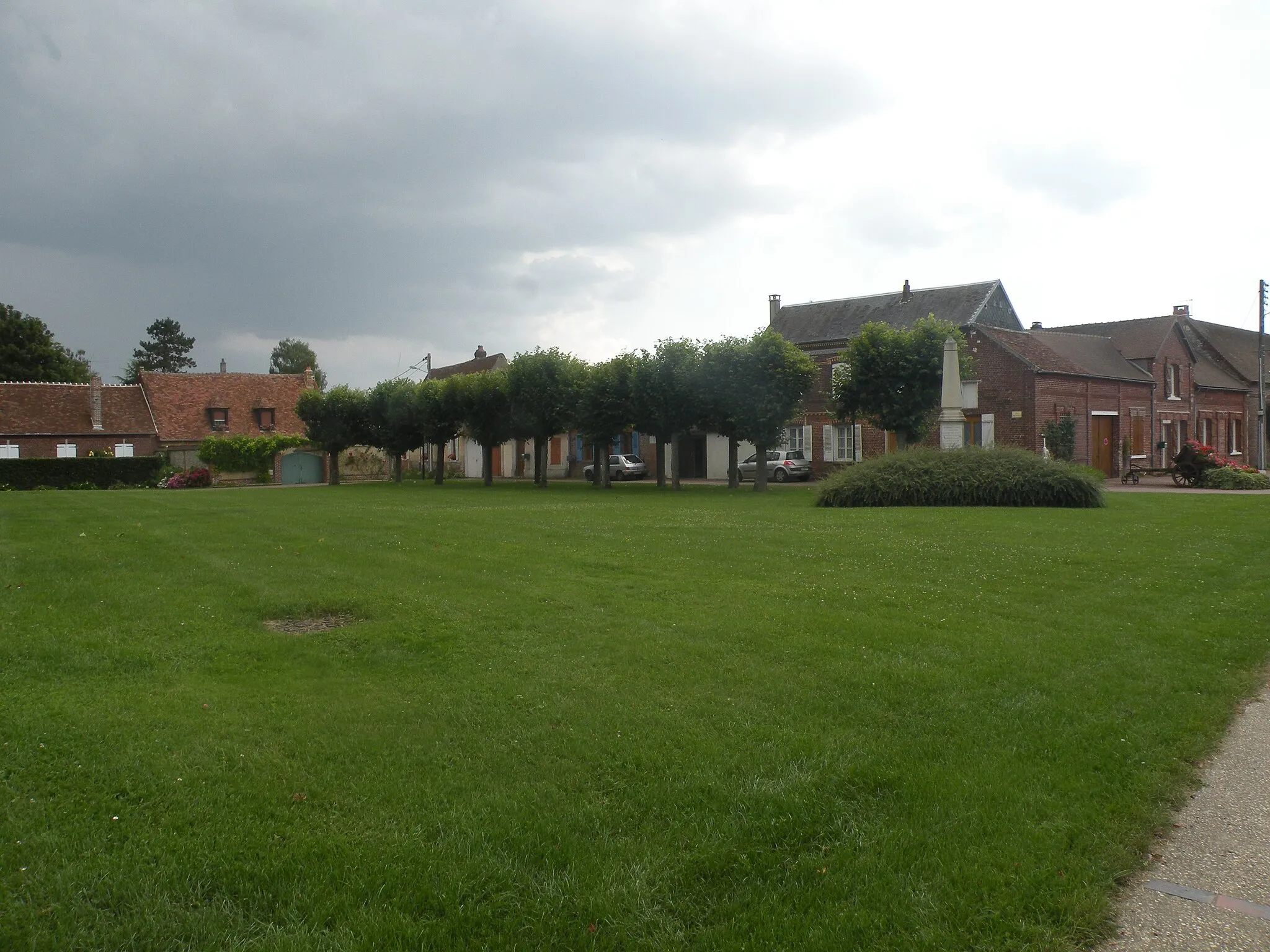 Photo showing: Rémérangles place de l'église