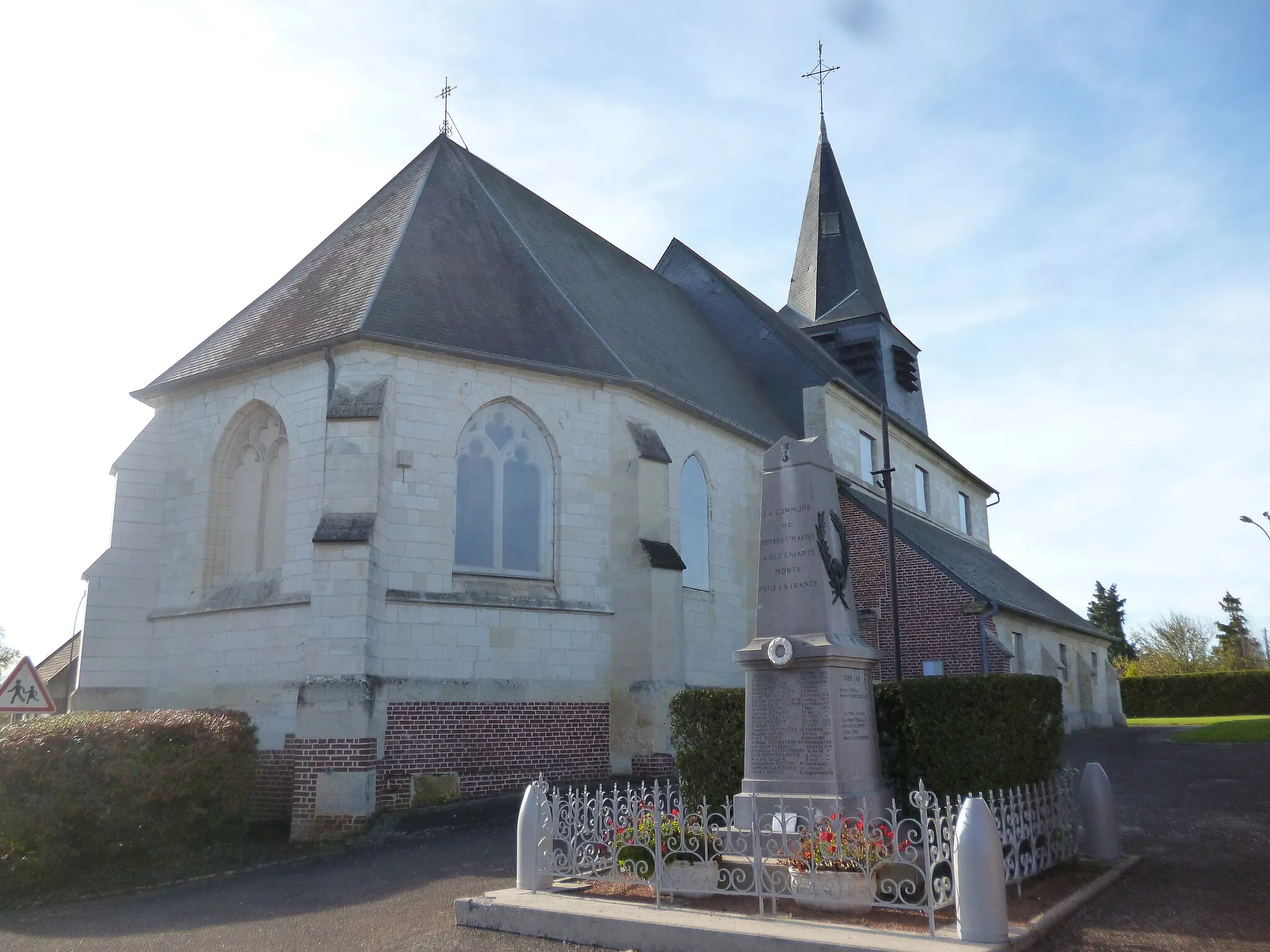 Photo showing: Eglise Saint-Martin et monument aux morts de la commune de Noyers-Saint-Martin (Oise).