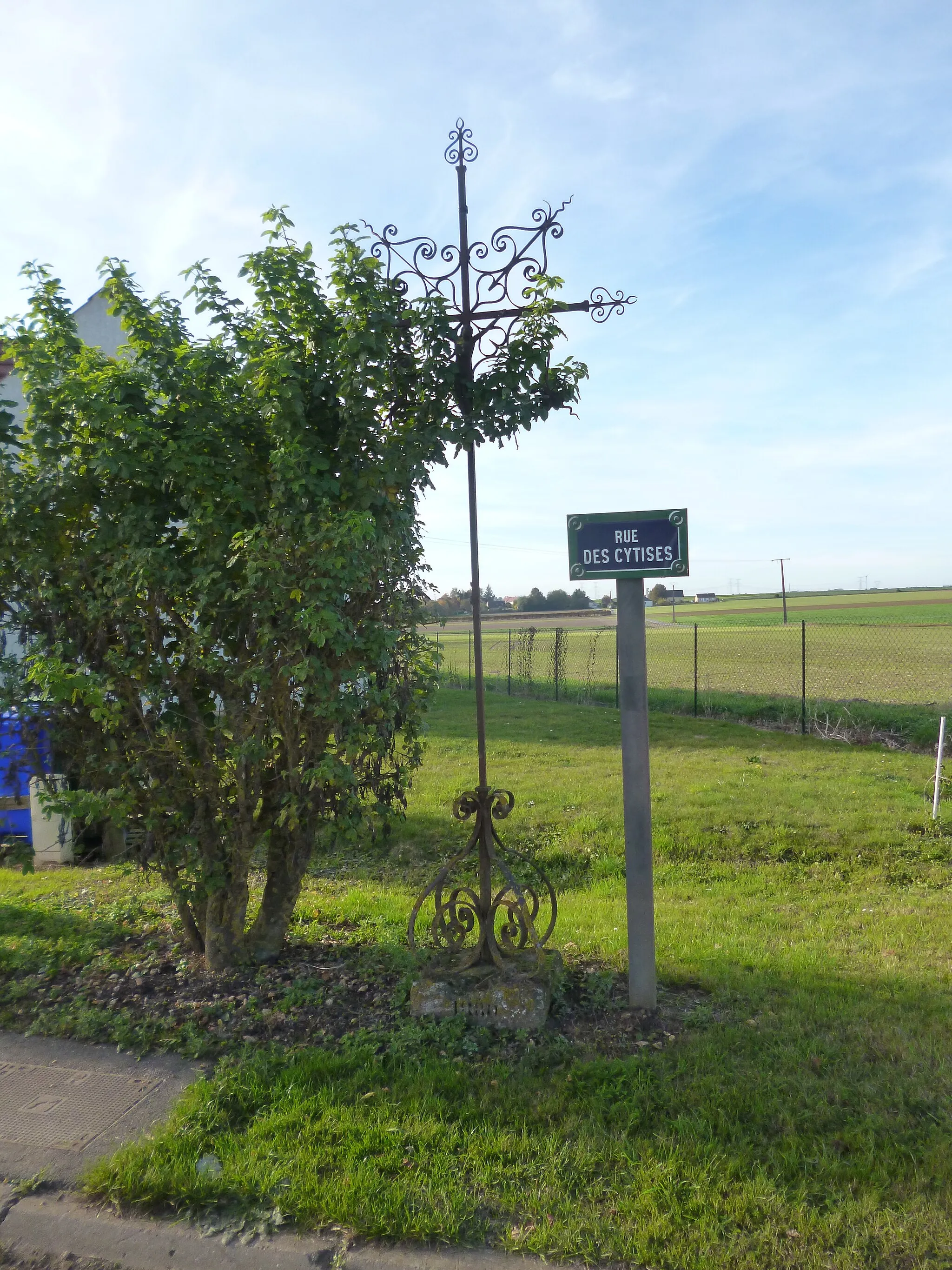 Photo showing: Calvaire situé sur la commune de Noyers-Saint-Martin (Oise).