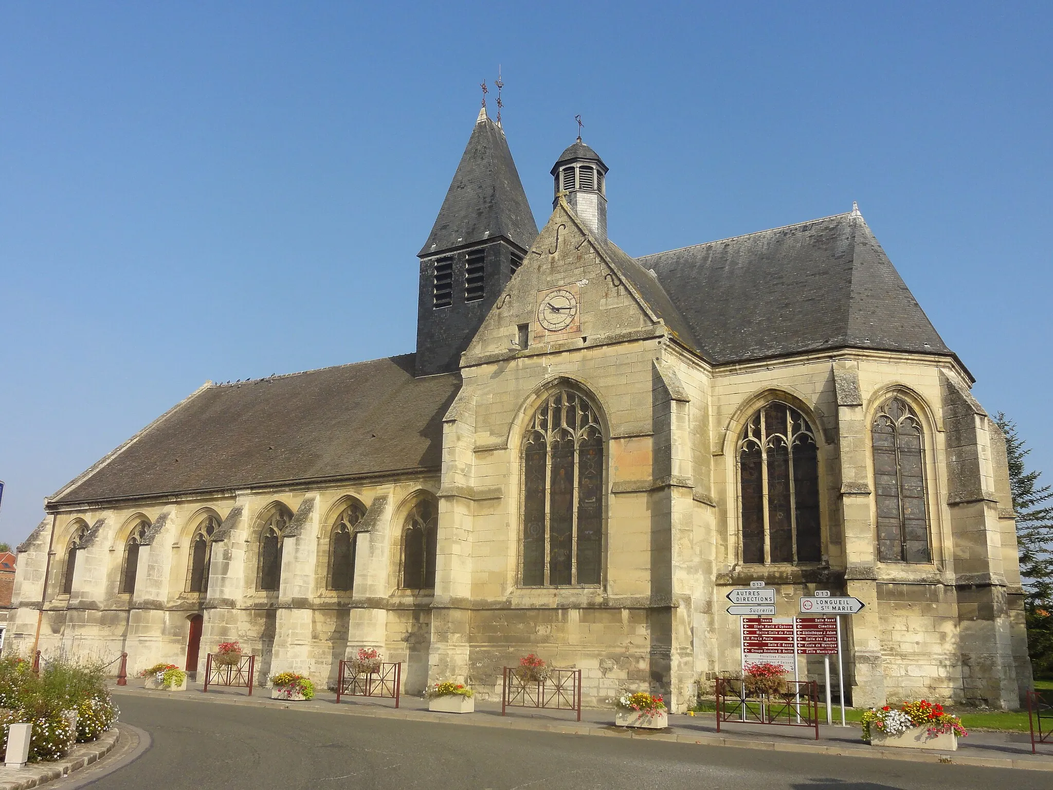 Photo showing: La façade sud sur la place Saint-Georges au centre du village.