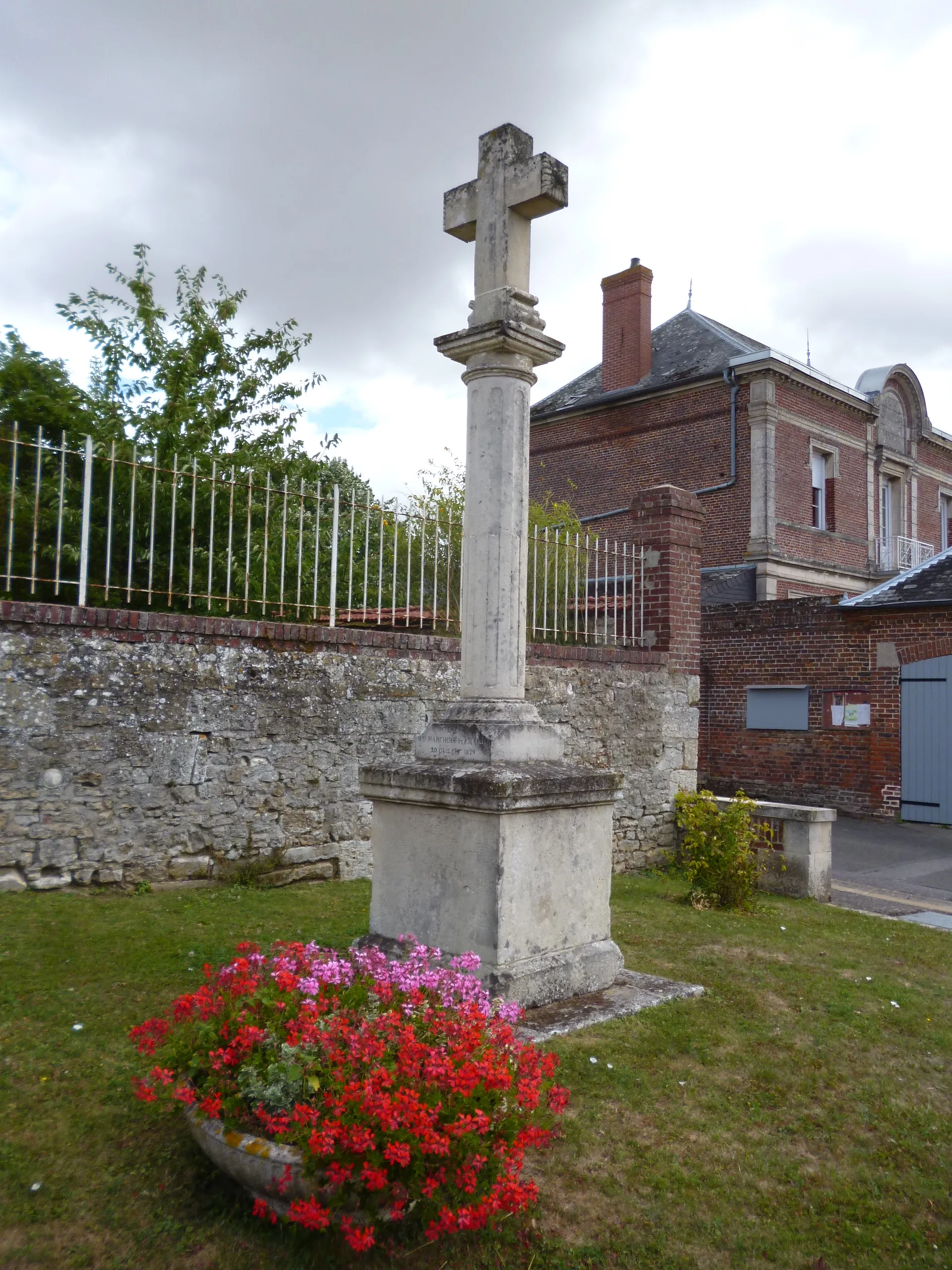 Photo showing: Calvaire situé sur la commune d'Angivillers (Oise), avec la mairie en arrière-plan.
