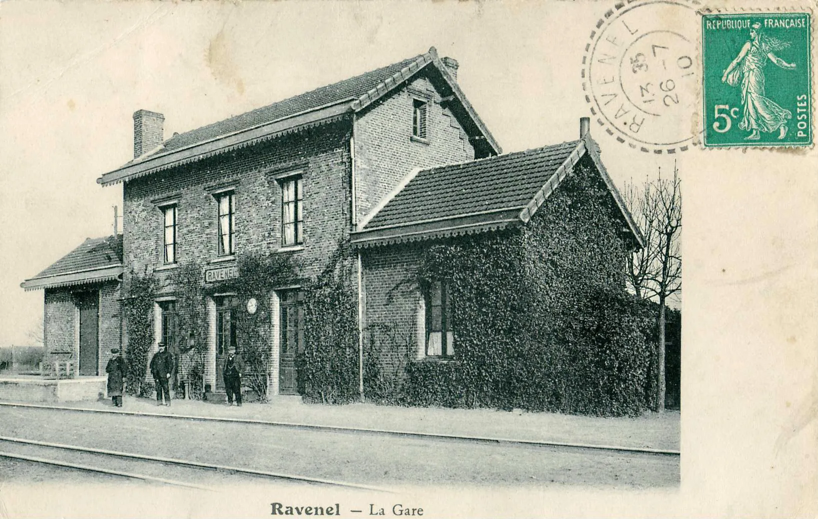 Photo showing: Carte postale ancienne, sans mention d'éditeur : RAVENEL - La Gare Il s'agit d'une gare de la ligne de chemin de fer secondaire à voie métrique Ligne Estrées-Saint-Denis - Froissy - Crèvecœur-le-Grand