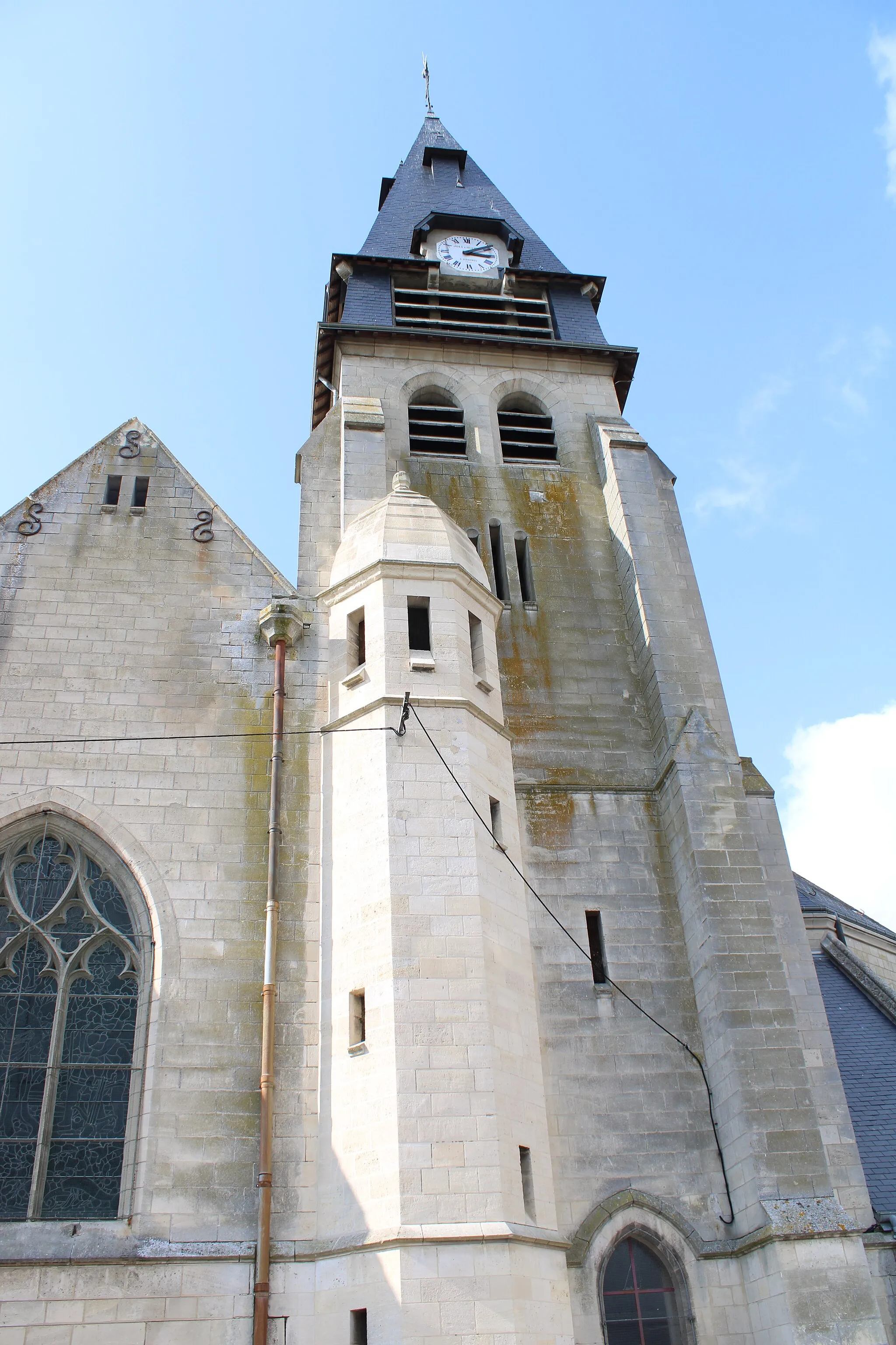 Photo showing: Le clocher flanqué de sa tour.