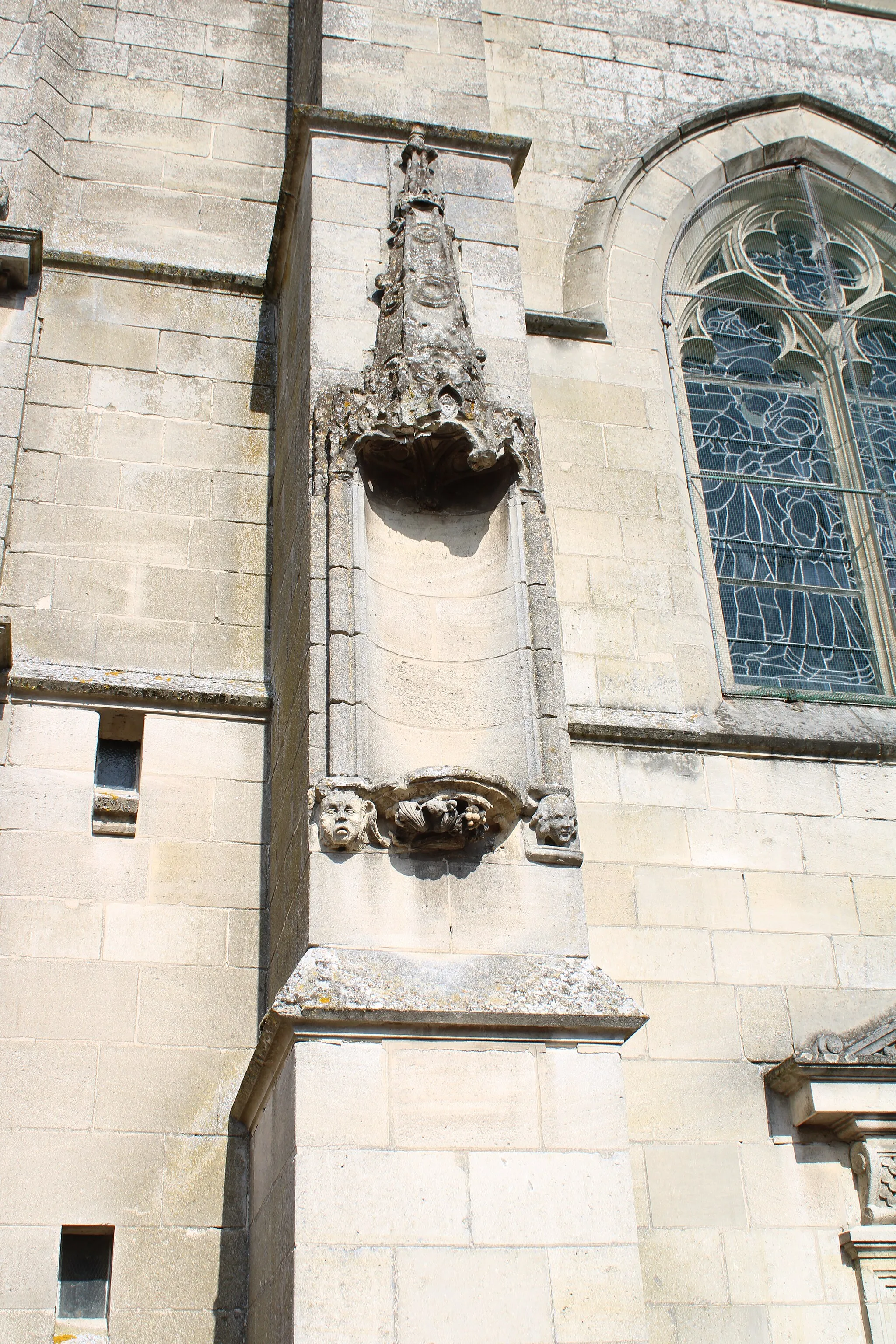 Photo showing: Détail d'une niche vide avec têtes sculptées