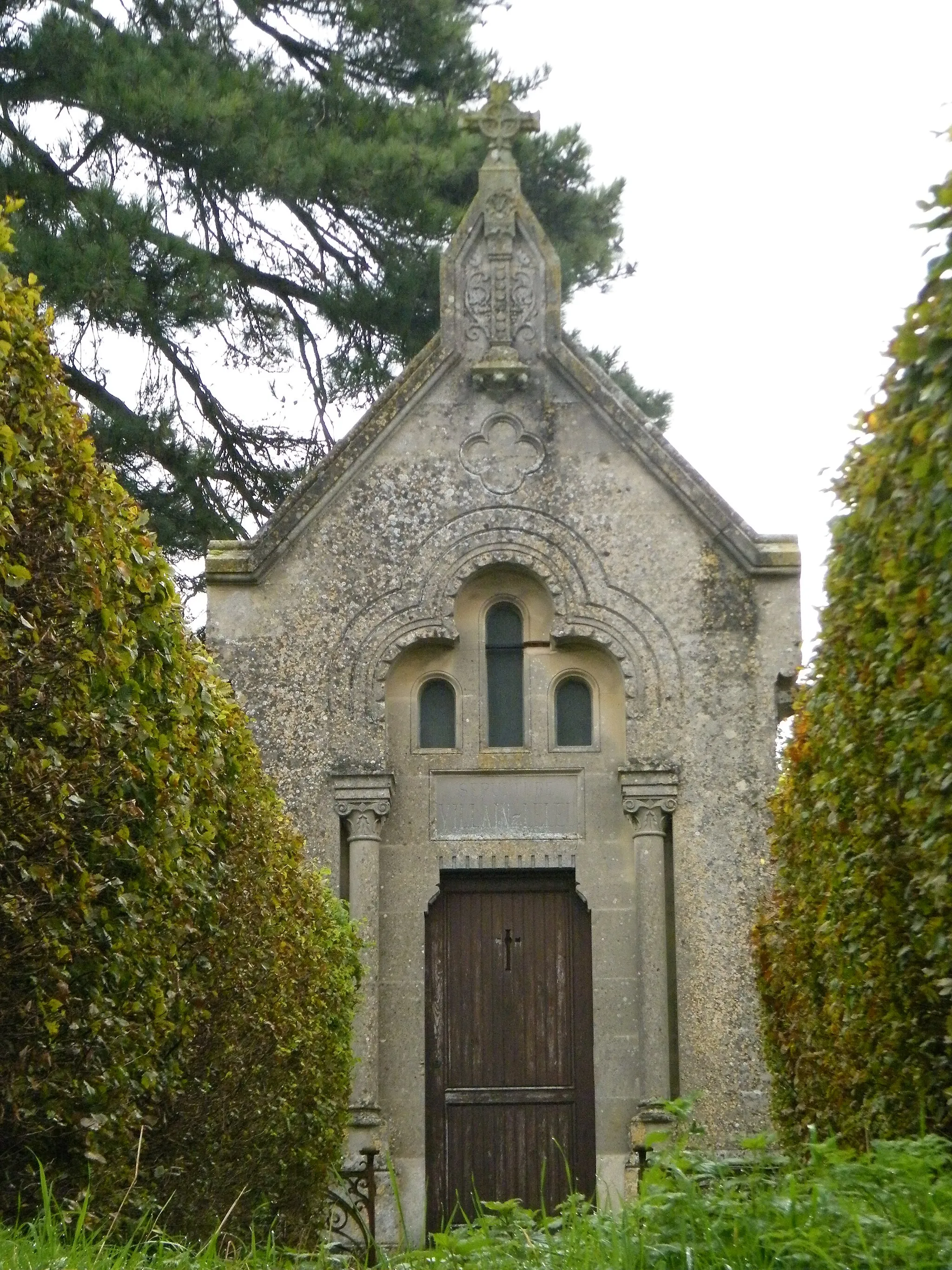 Photo showing: Chapelle funéraire privée Villain-Leleu, près de l'église.