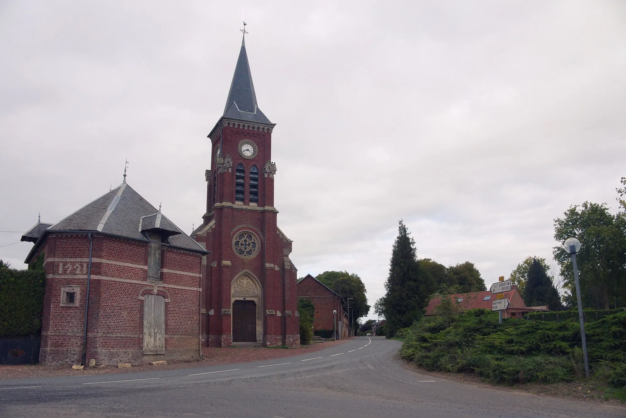 Photo showing: L'église Saint-Médard d'Y (Somme), France, toute en brique, reconstruite après la Grande guerre (1921 figure sur les murs voisins).