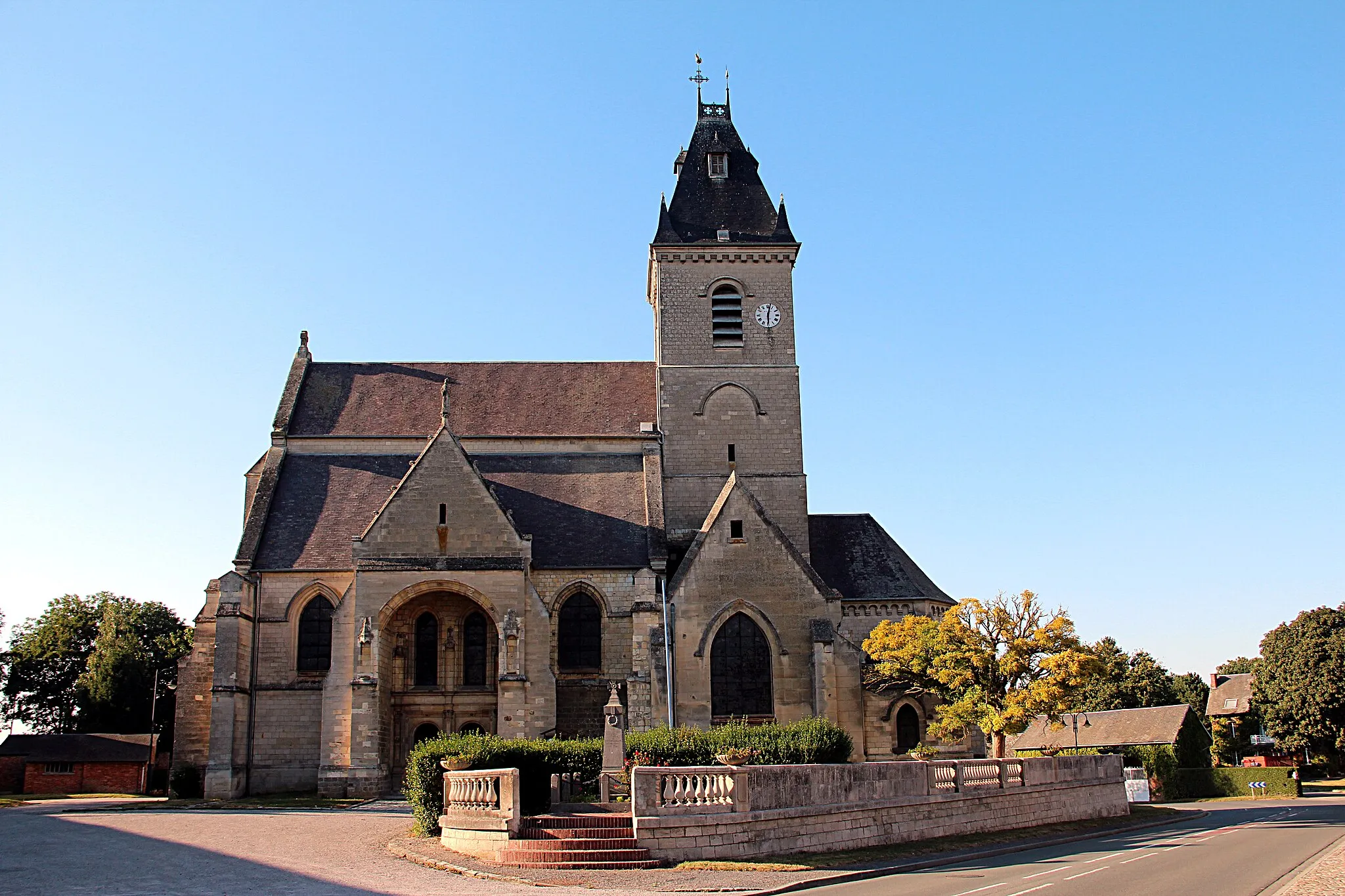 Photo showing: Église Saint-Médard de Croix-Mouligneaux (Somme, France).