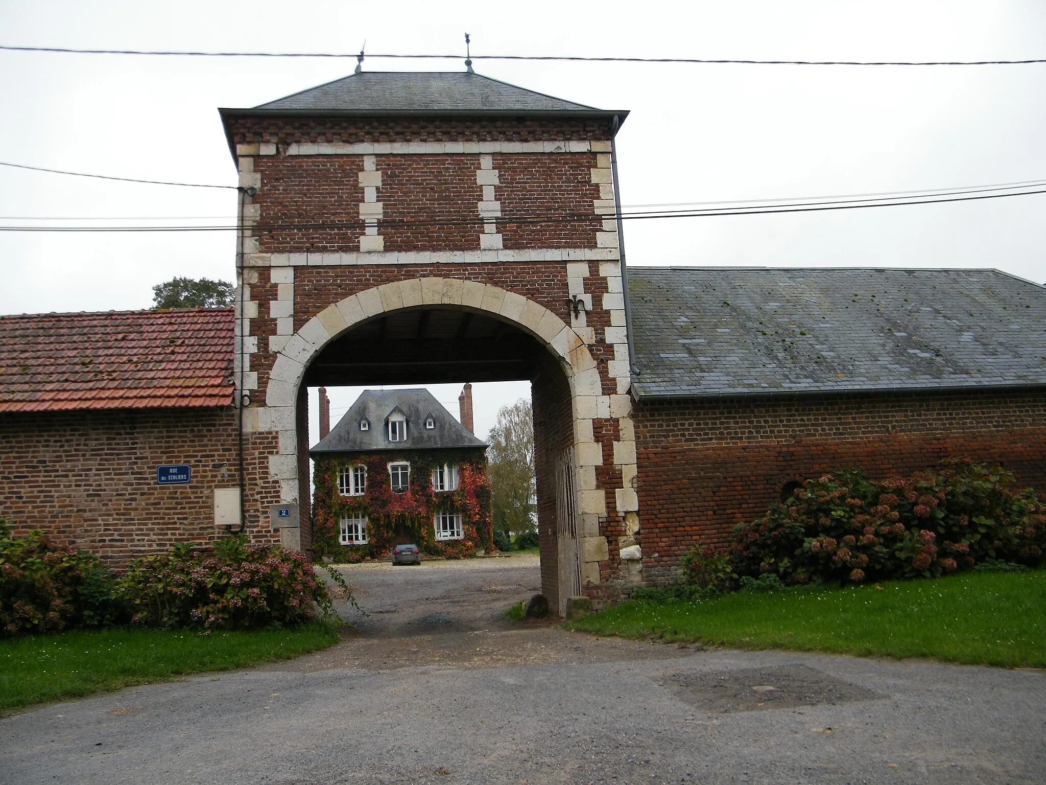 Photo showing: Entrée de cour de ferme, rue des écoliers, Quivières, Somme, France.