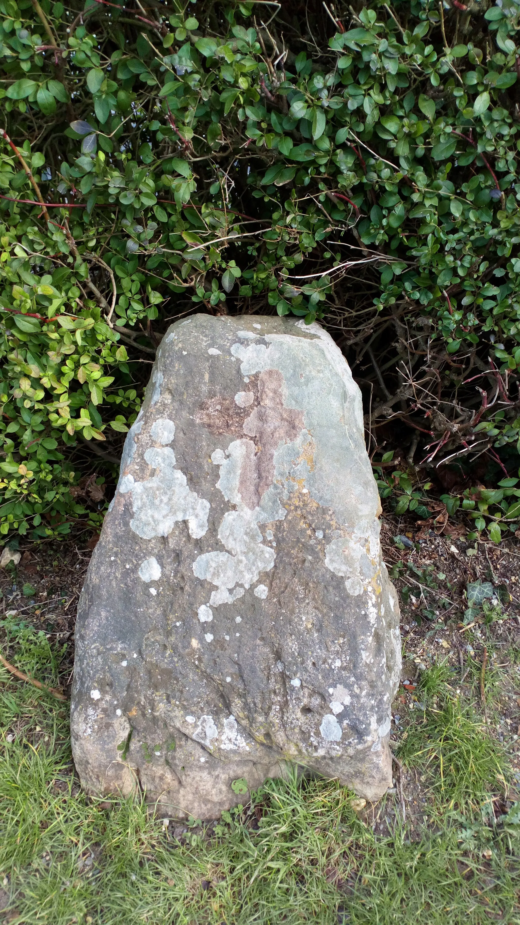 Photo showing: Menhir de l'église de Brie 1