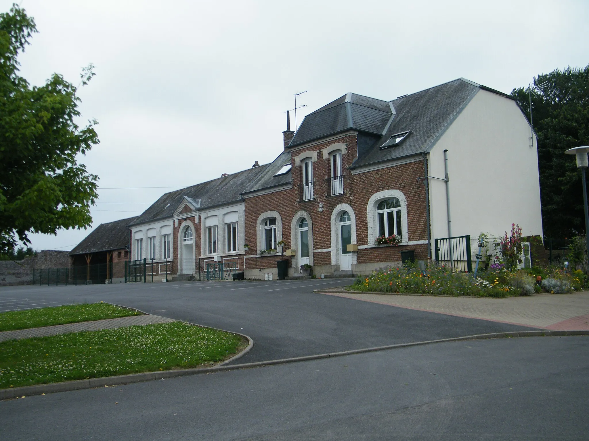 Photo showing: Mairie de Pertain, devenue mairie d'Hypercourt et l'école.