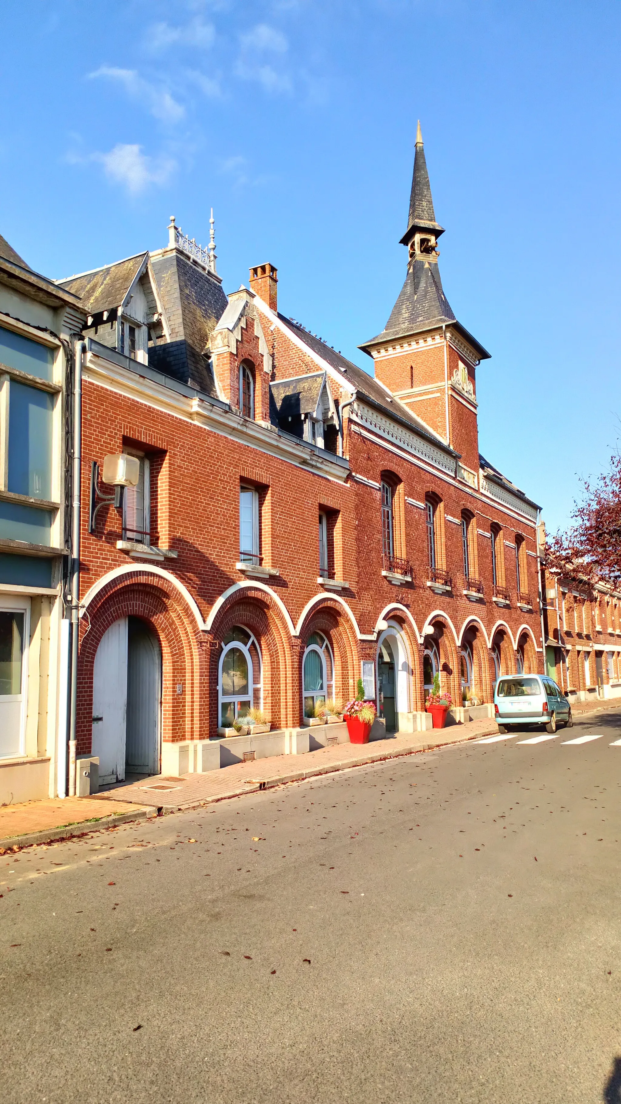 Photo showing: Chaulnes, mairie 1