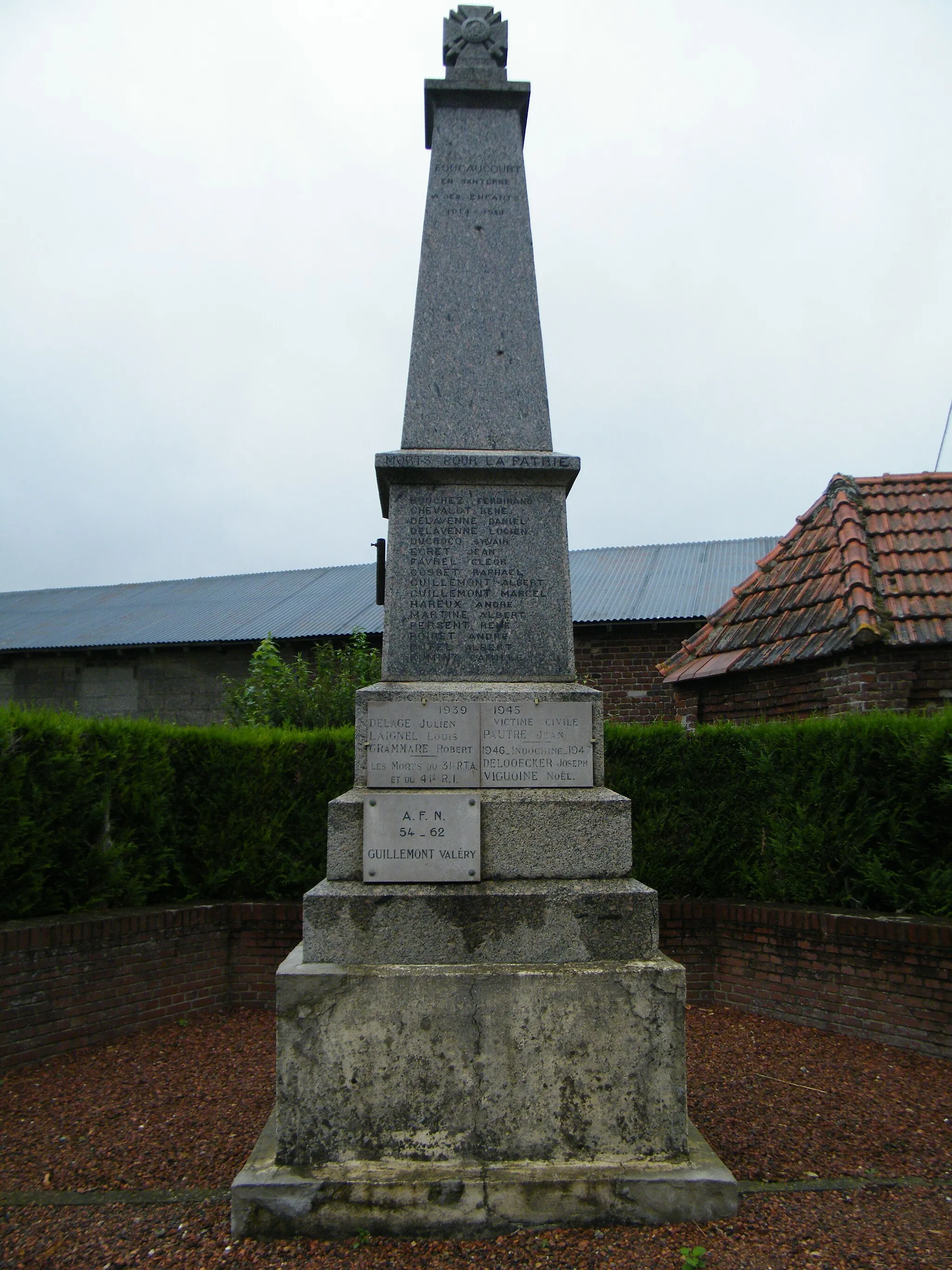Photo showing: Monument aux morts, 1914-1918, 1939-1945, 1954-1962.