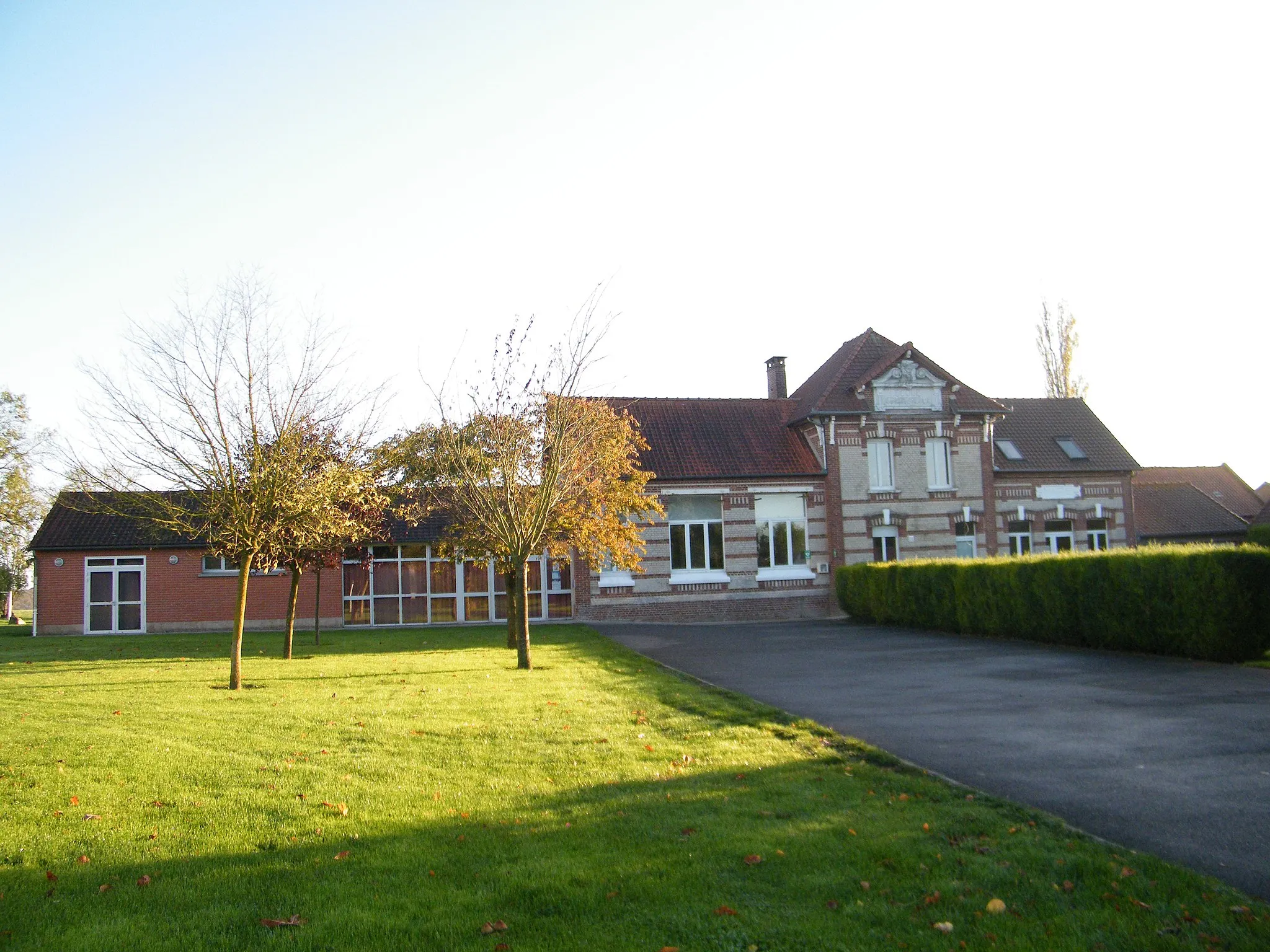 Photo showing: Mairie-école et salle communale.